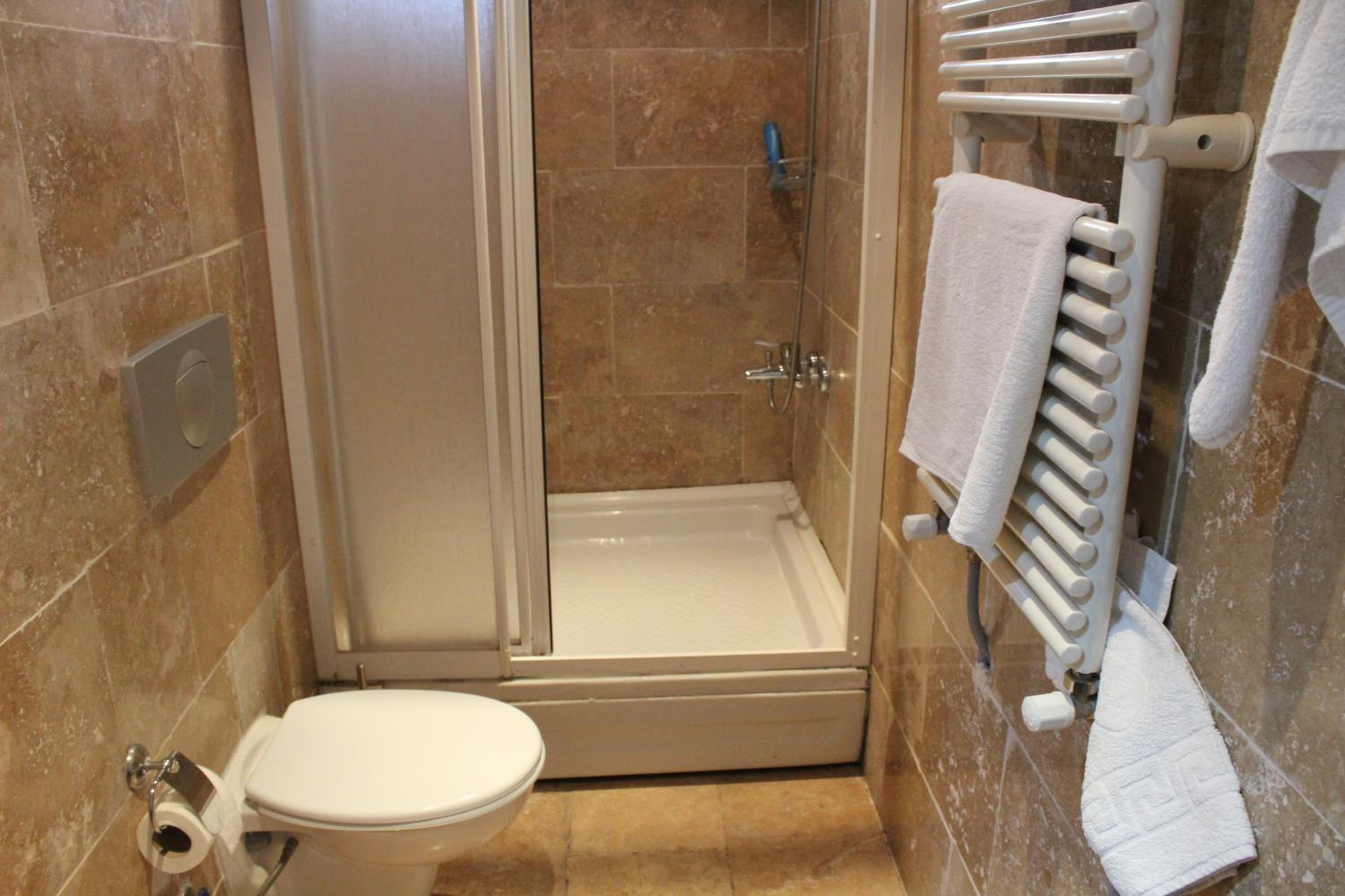 Standard Twin Room - Photo 3