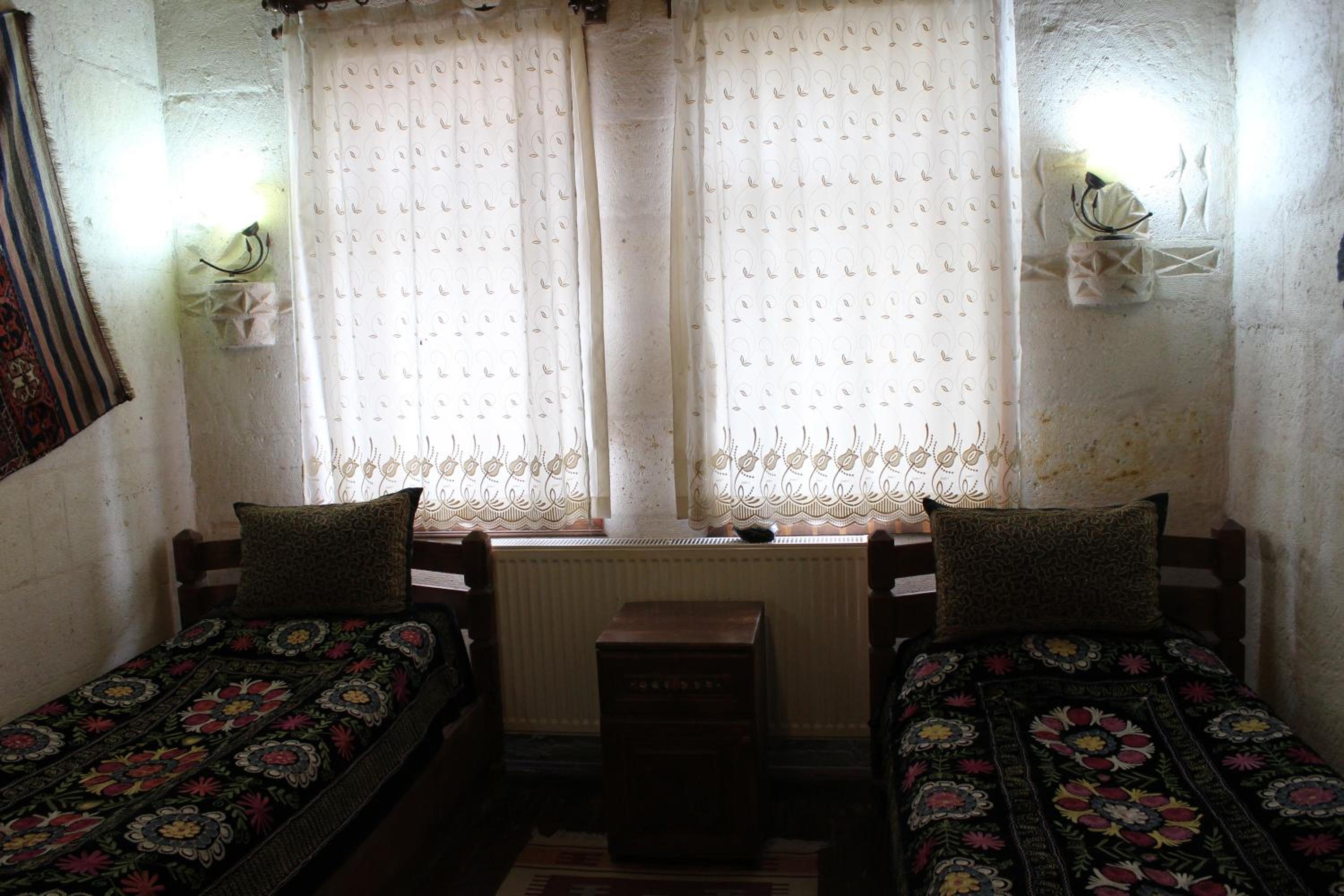 Standard Twin Room - Photo 1