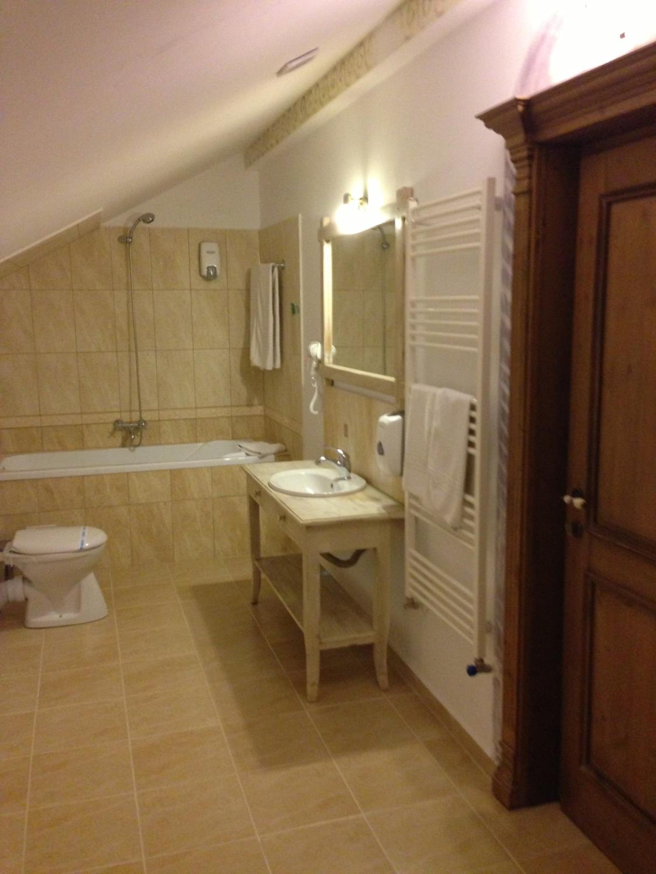 Deluxe Double Room with Canopy Bed - Photo 14