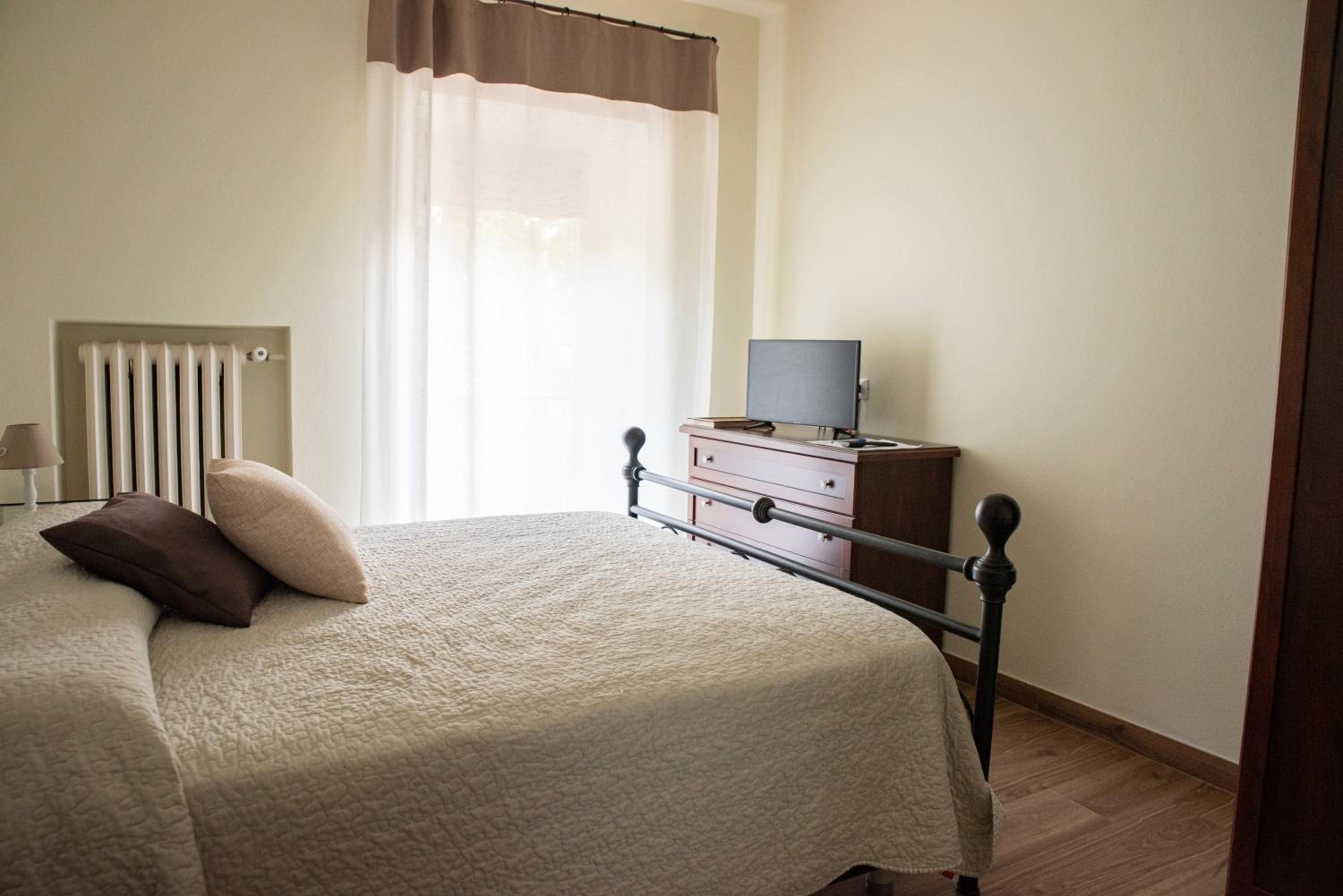 Double Room with Balcony - Photo 3