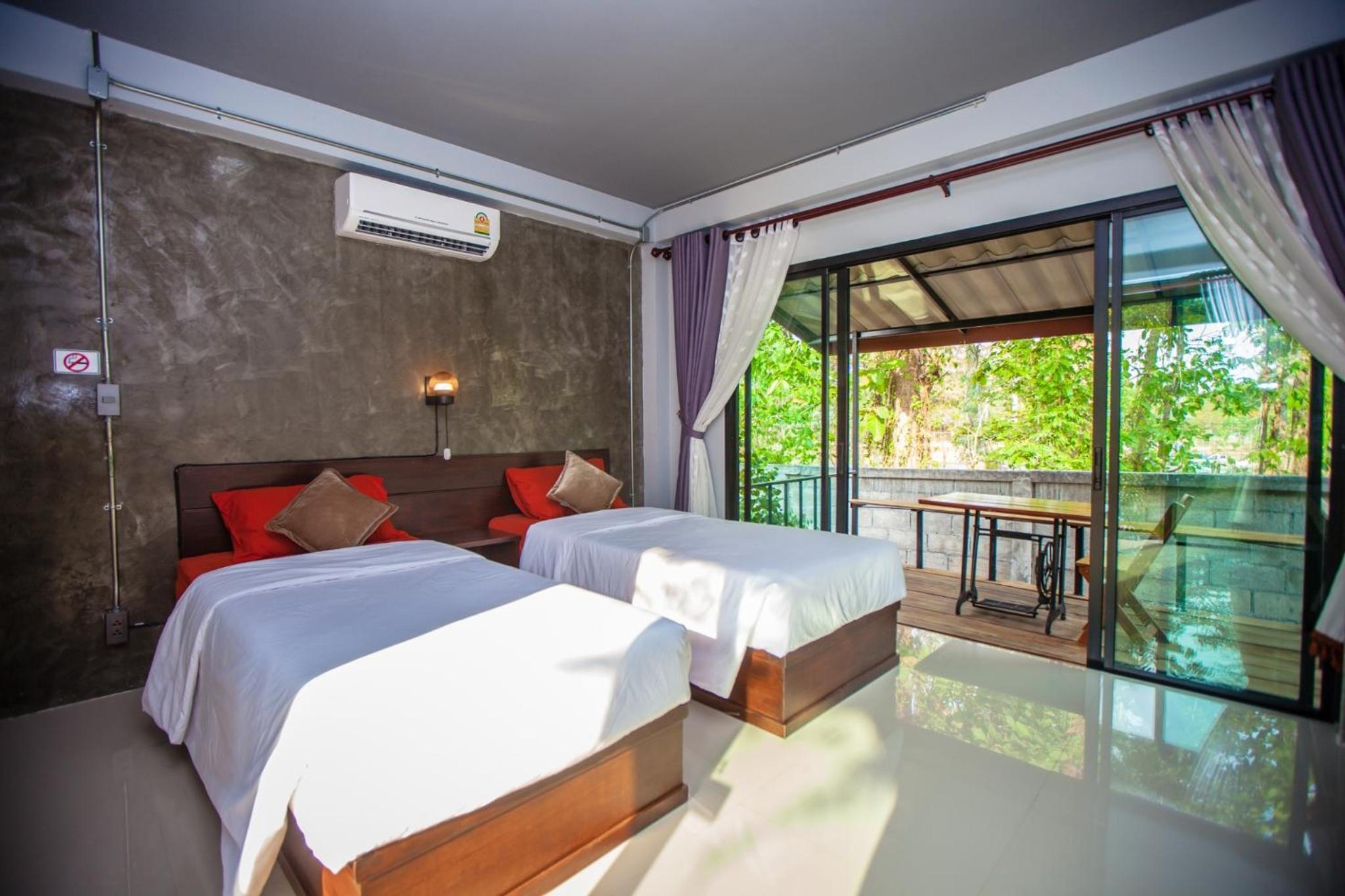 Twin Room with Balcony - Photo 10