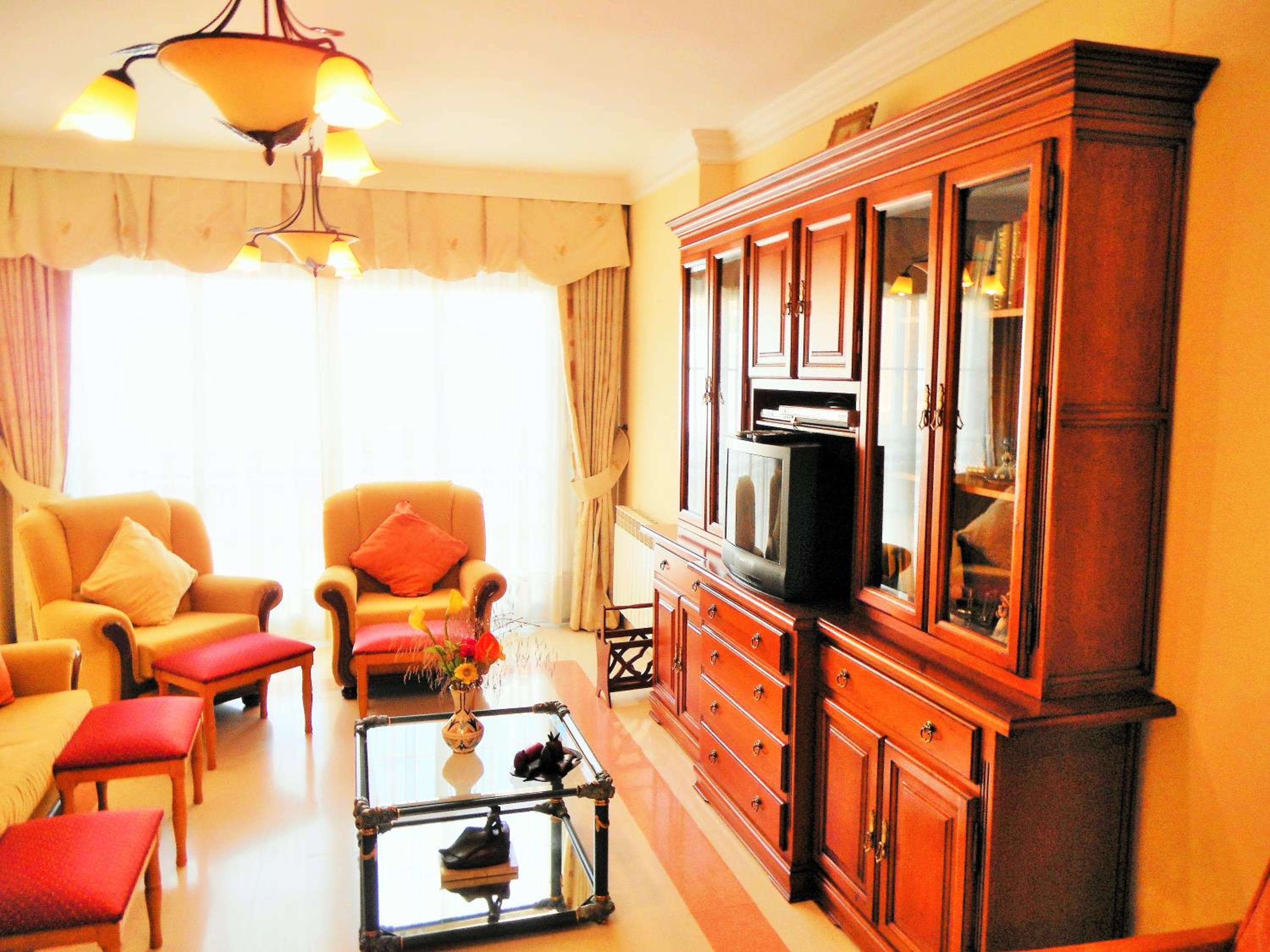 Family Room with Private Bathroom - Photo 4