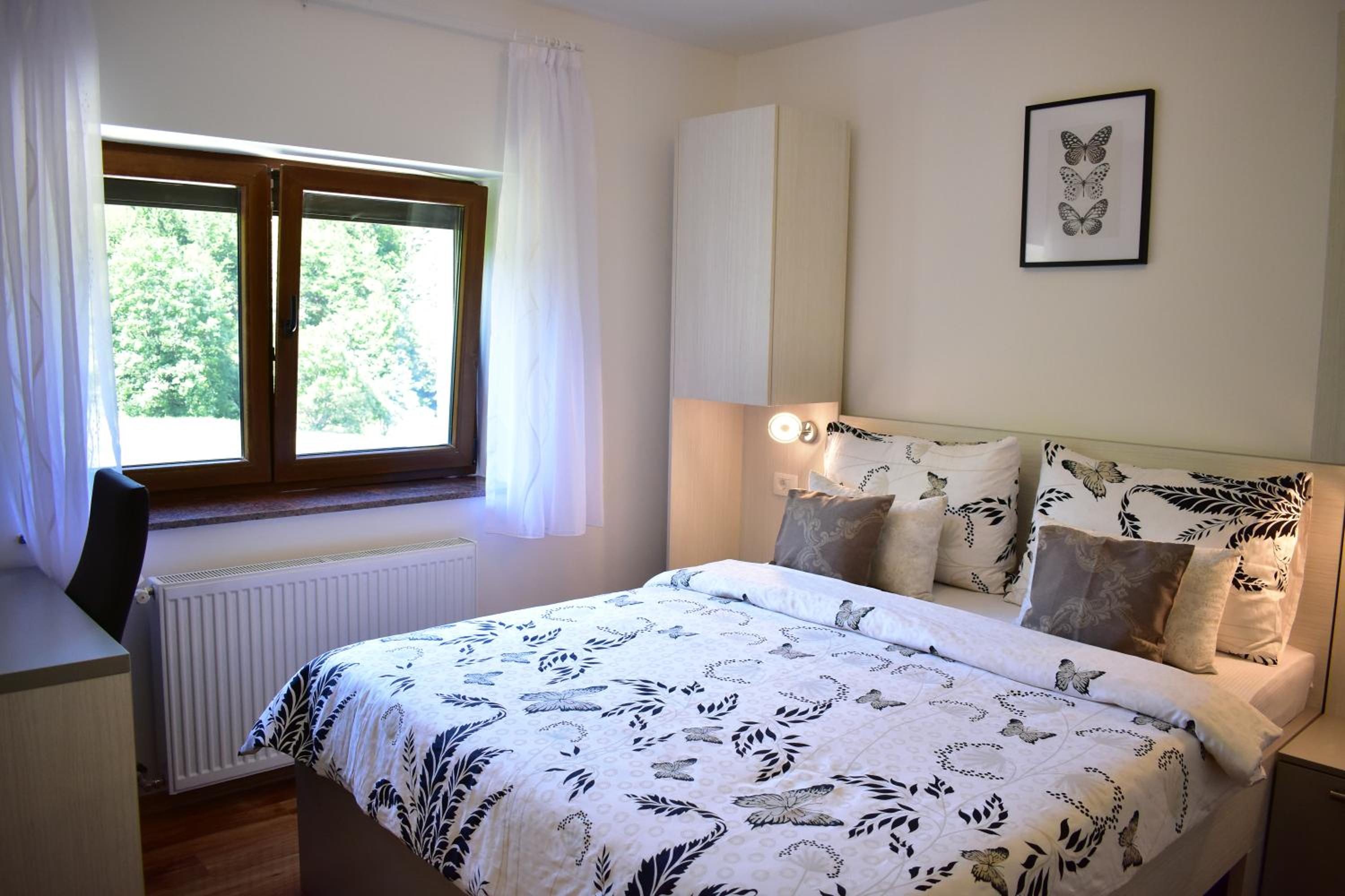 Apartment with Balcony - Photo 5