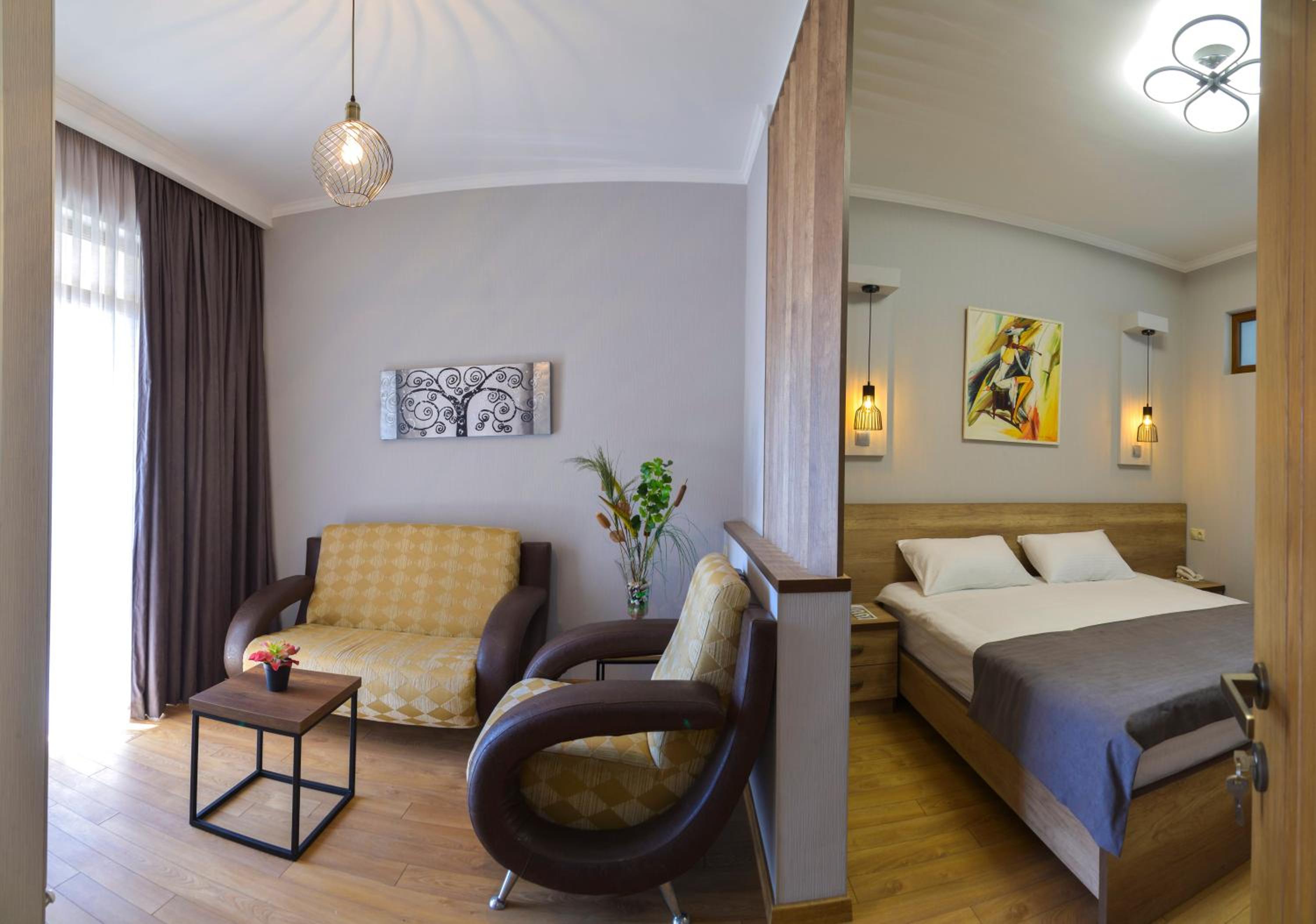Family Suite with Balcony - Photo 5