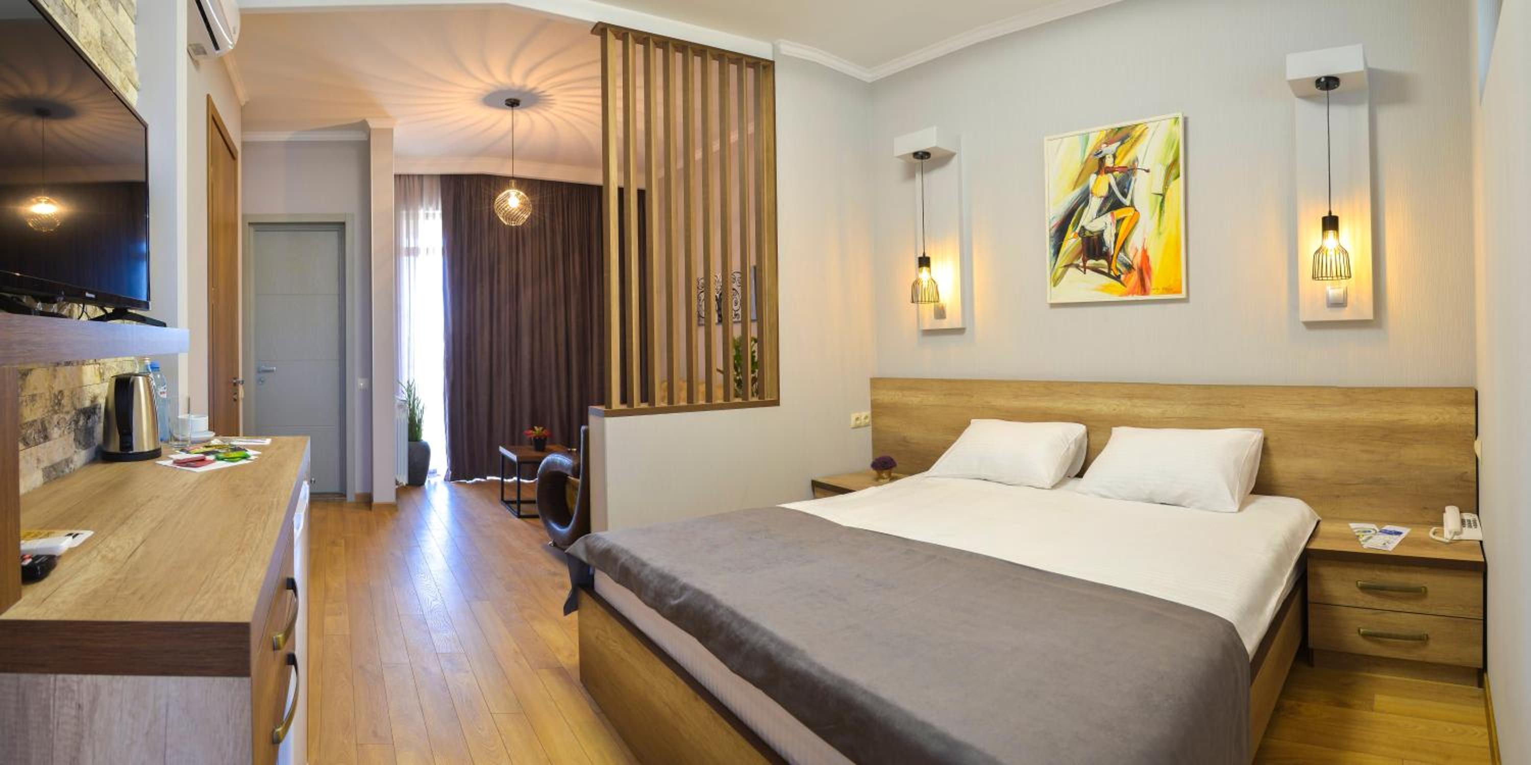 Family Suite with Balcony - Photo 3