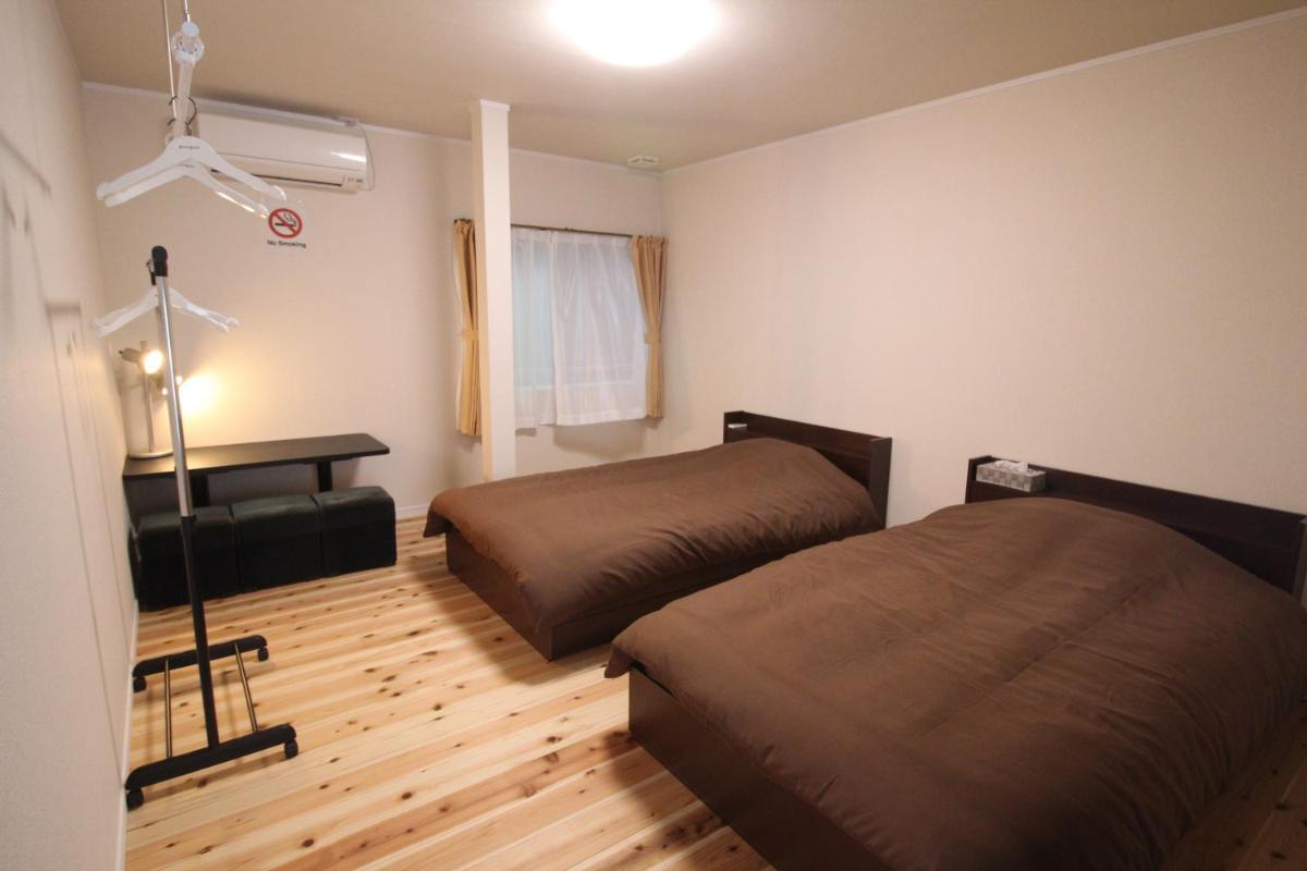 Standard Twin Room with Shared Bathroom photo 3