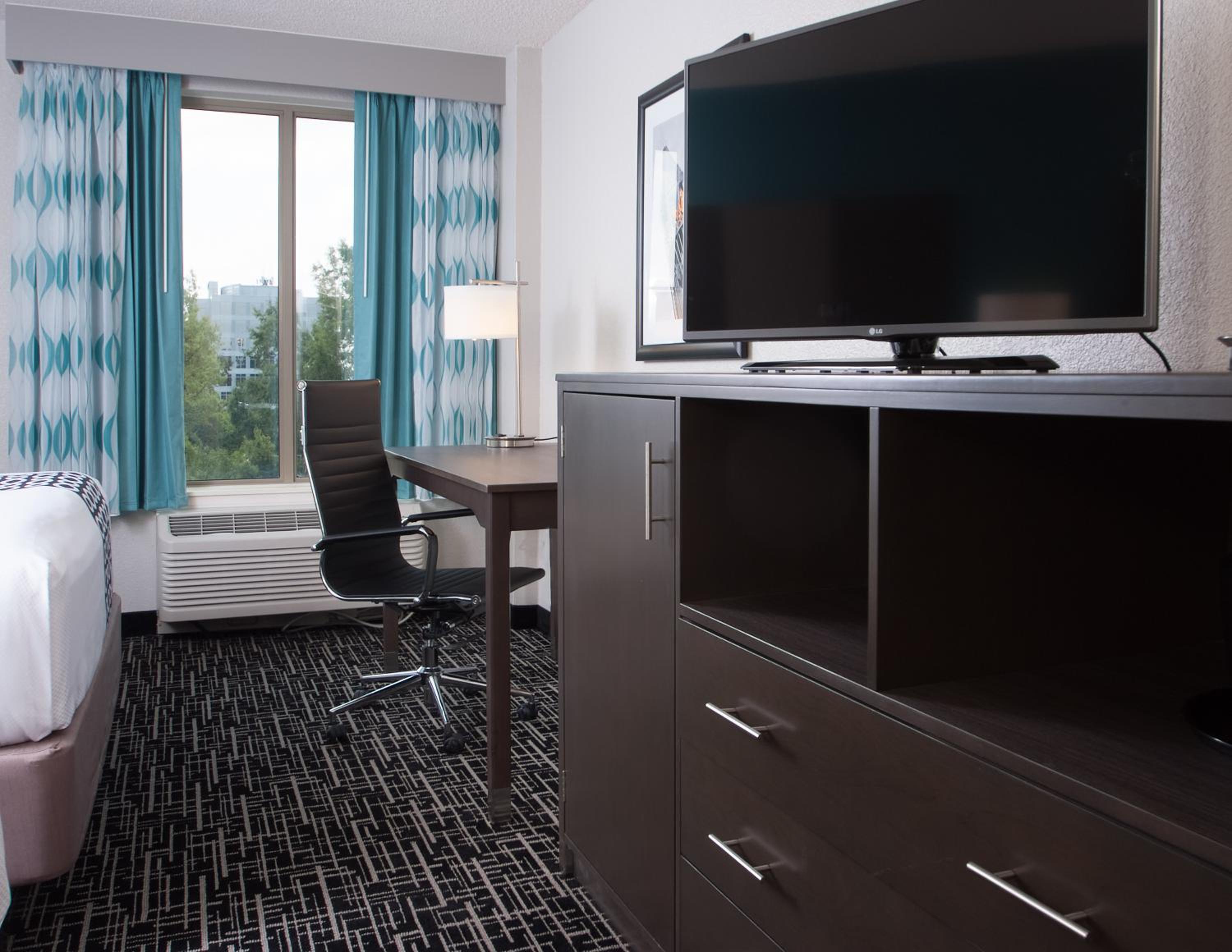 King Room with View - Mobility Access/Non-Smoking photo 2