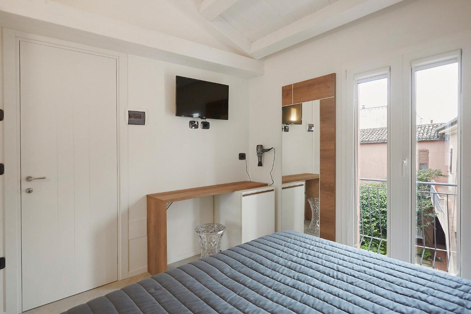 Deluxe Double Room with Balcony photo 2