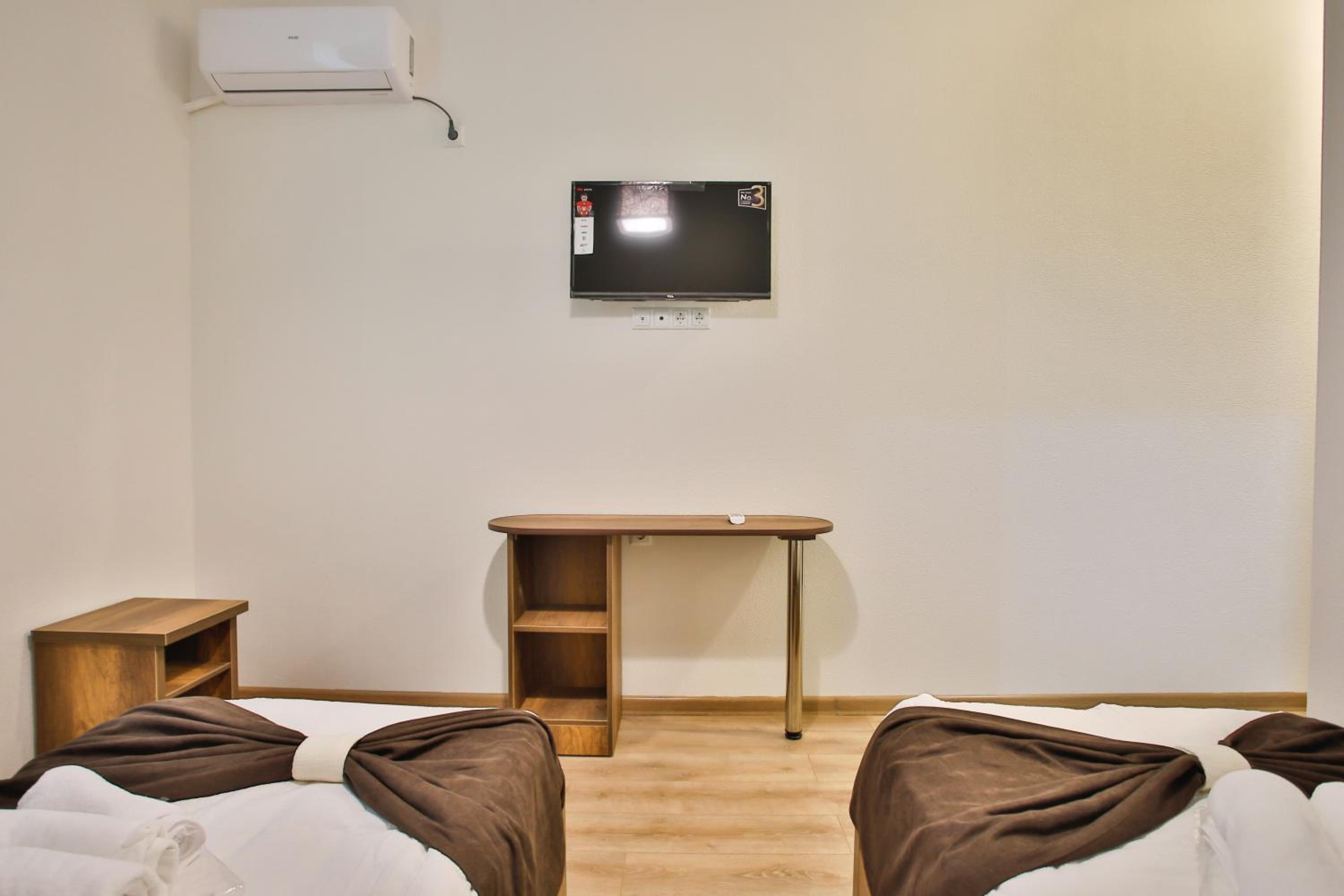 Twin Room with City View - Photo 8