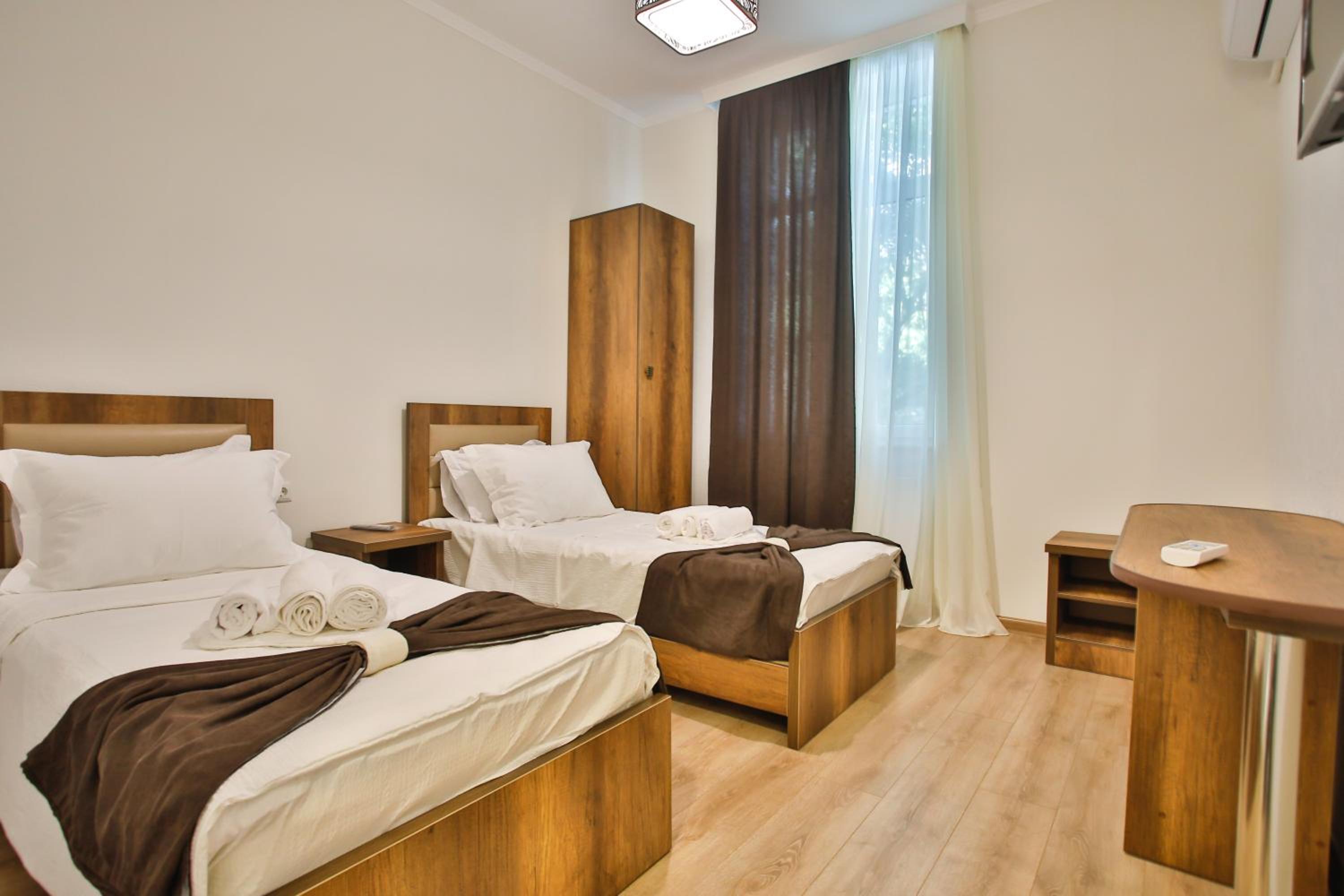 Twin Room with City View - Photo 6