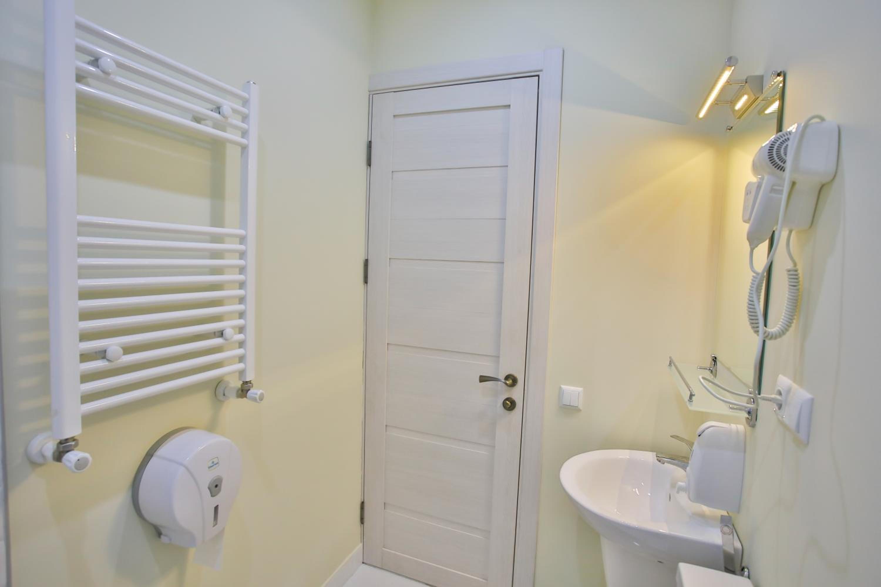 Twin Room with City View - Photo 5