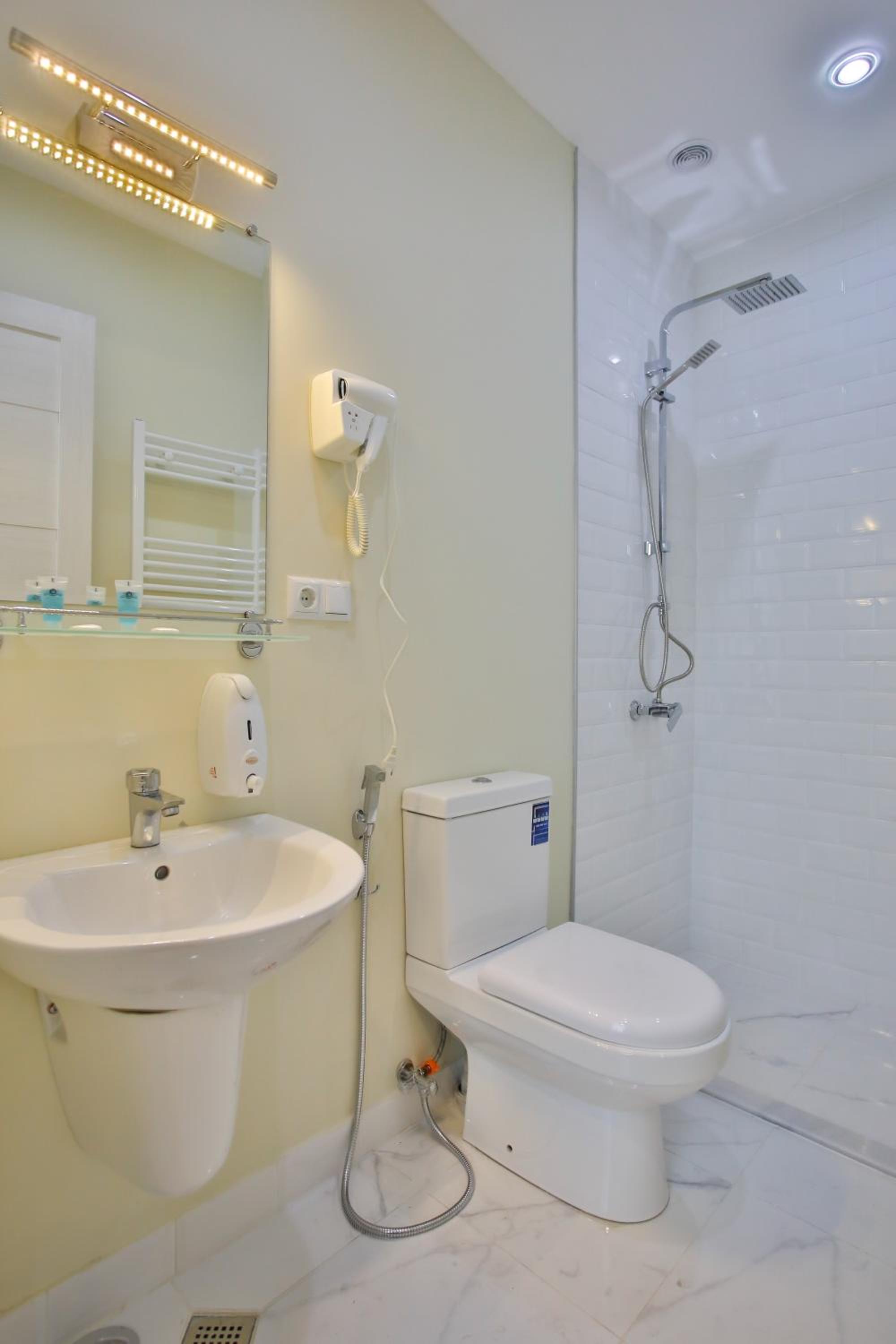 Twin Room with City View - Photo 7