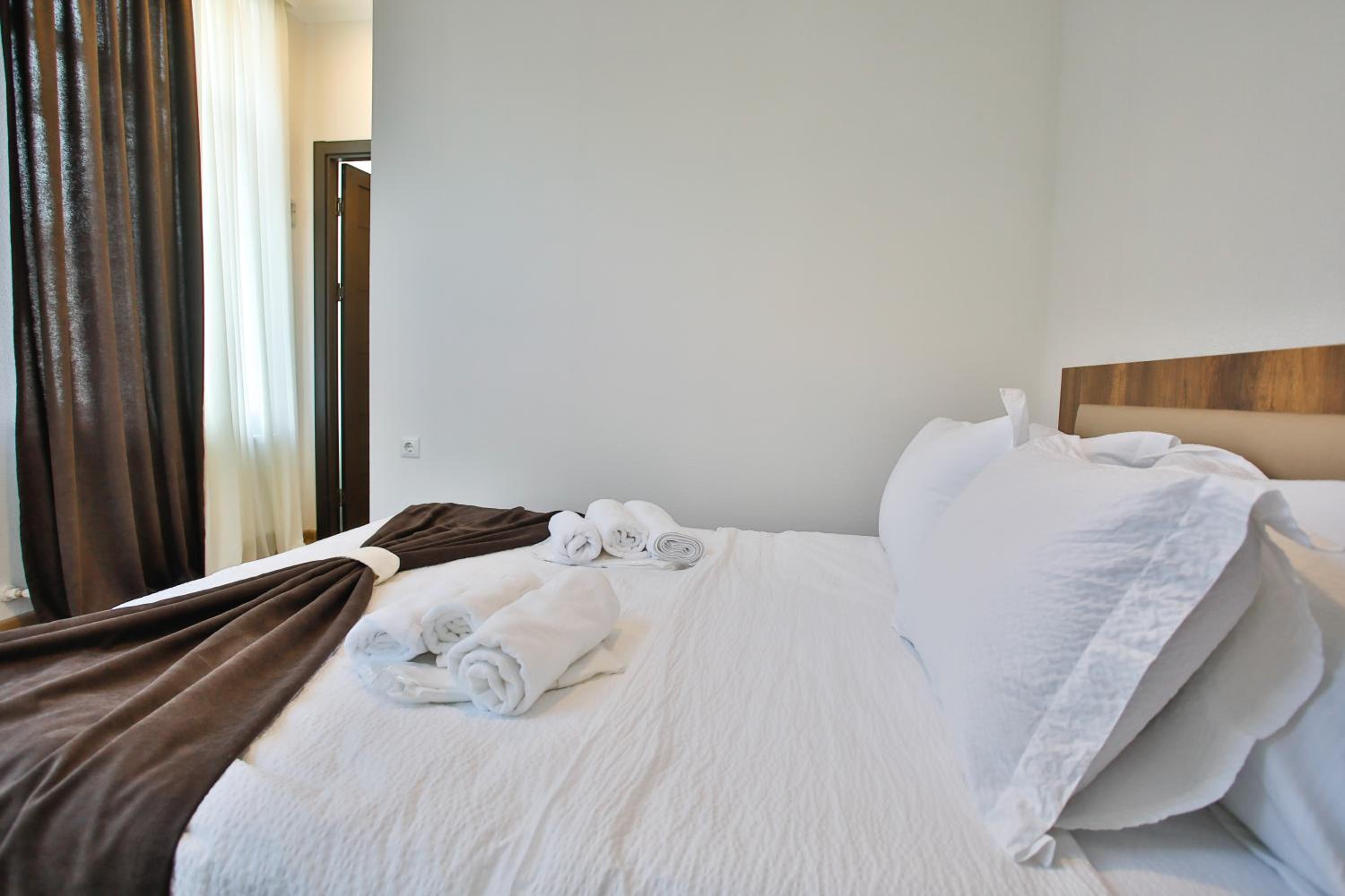 Deluxe Double Room with Balcony - Photo 9