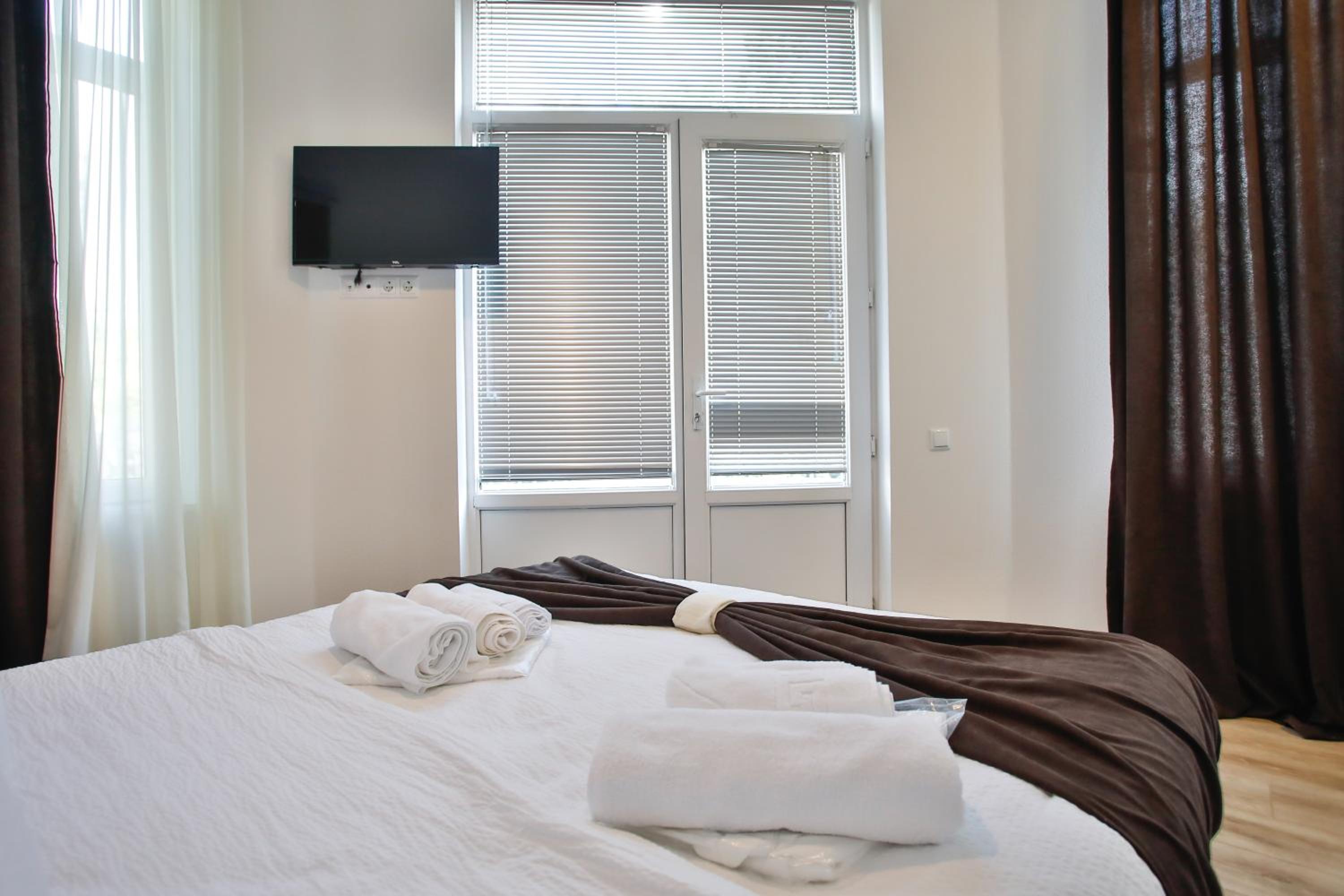 Deluxe Double Room with Balcony - Photo 8