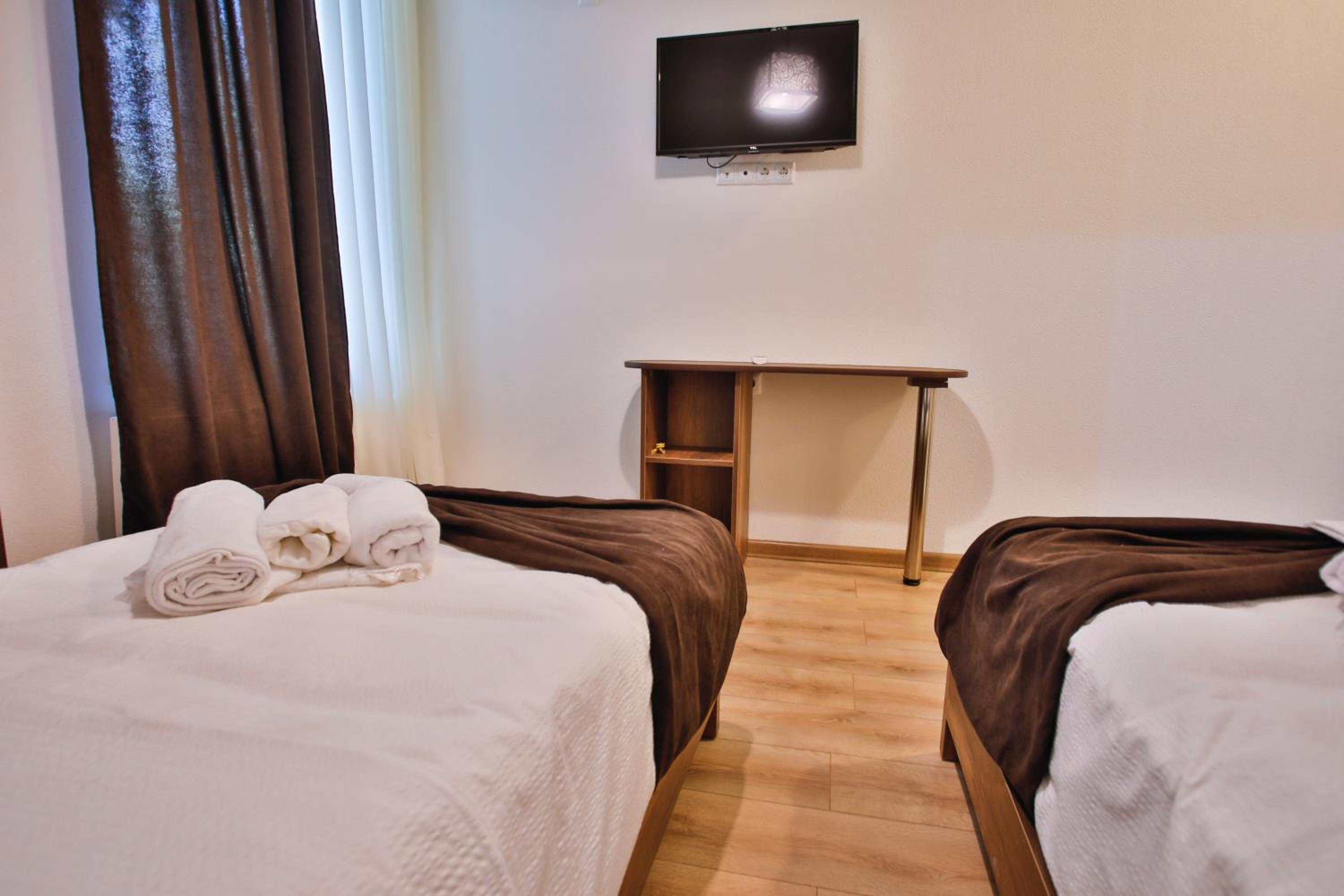 Twin Room with Shower - Photo 7