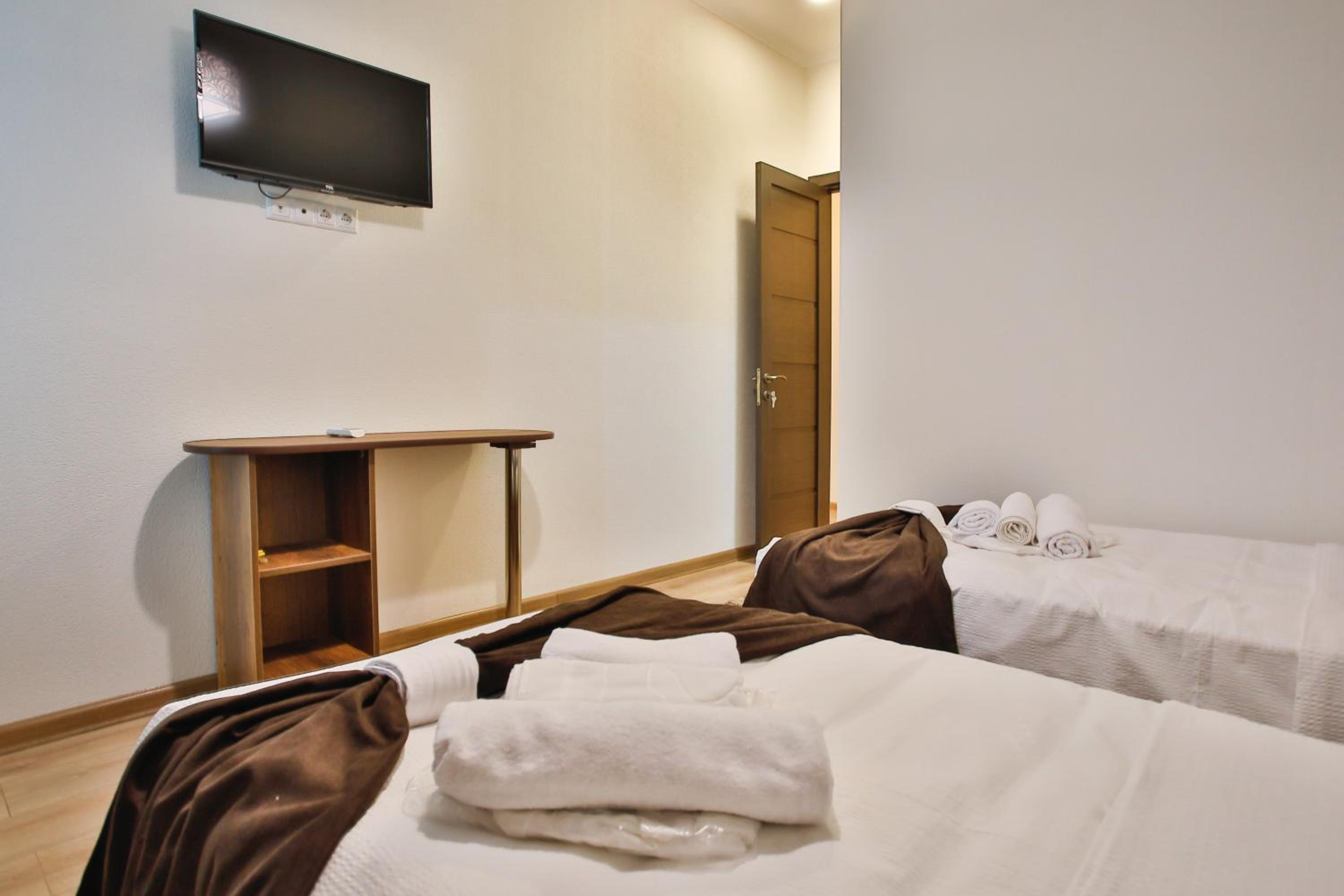 Twin Room with Shower - Photo 6
