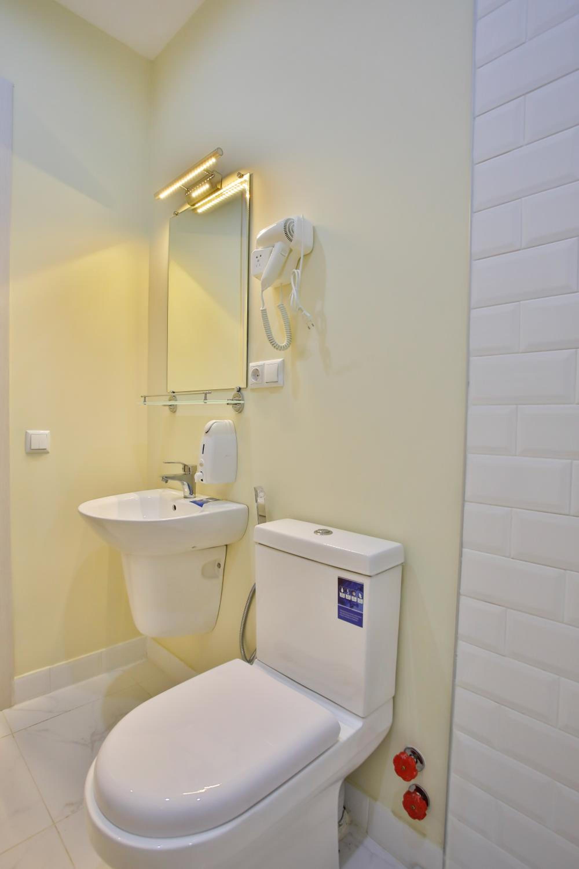 Deluxe Double Room with Balcony - Photo 7