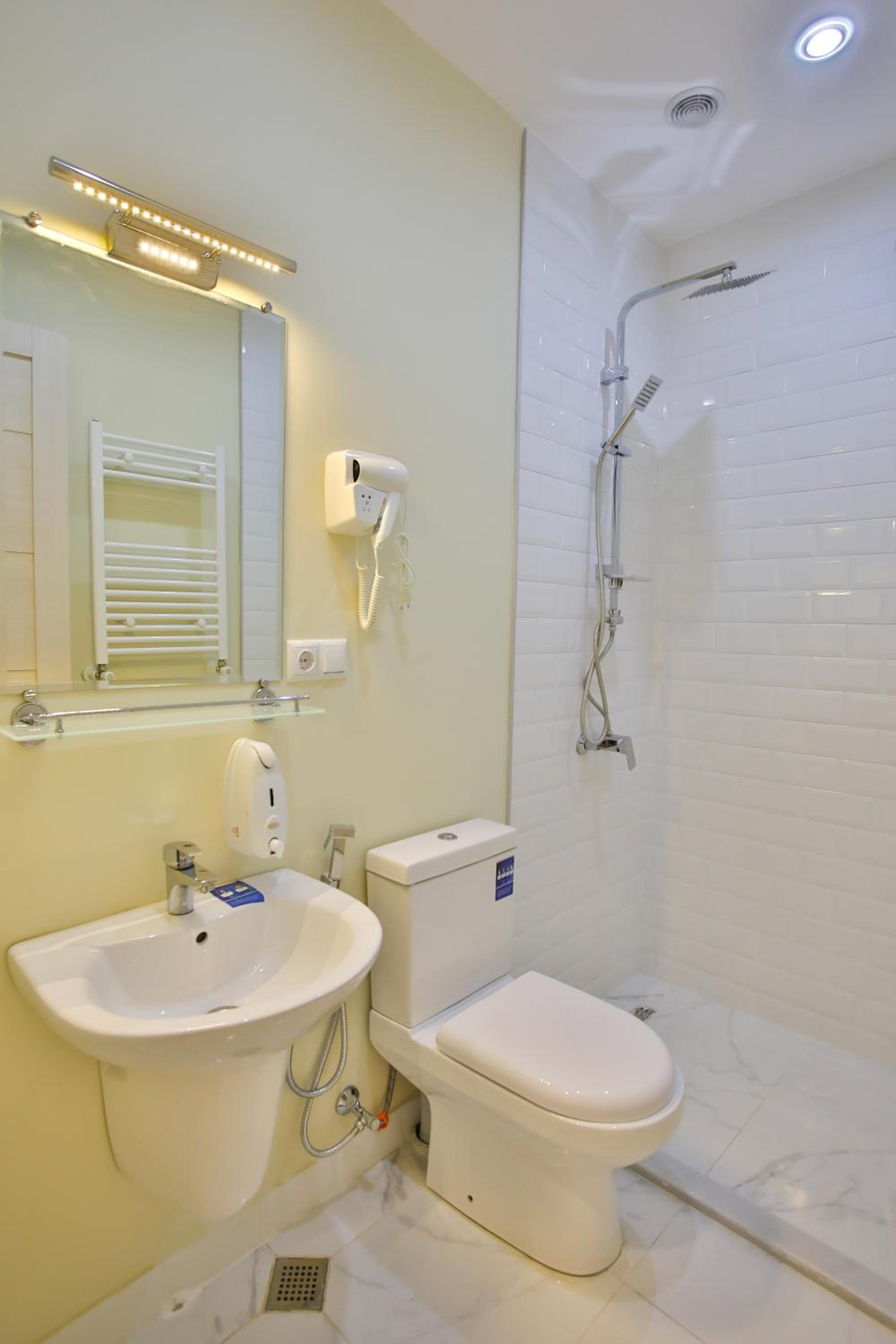 Deluxe Double Room with Balcony - Photo 6