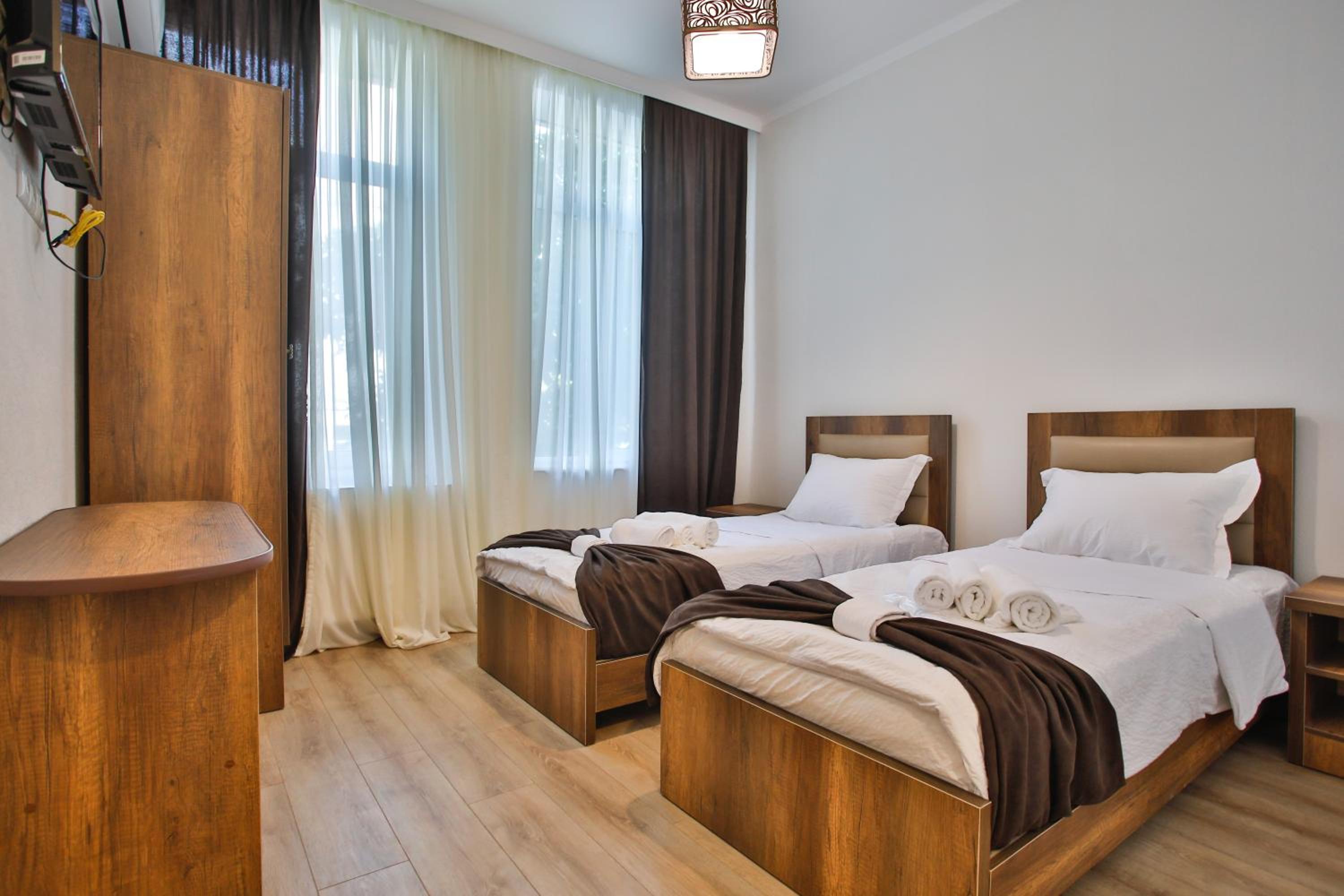 Twin Room with City View - Photo 2