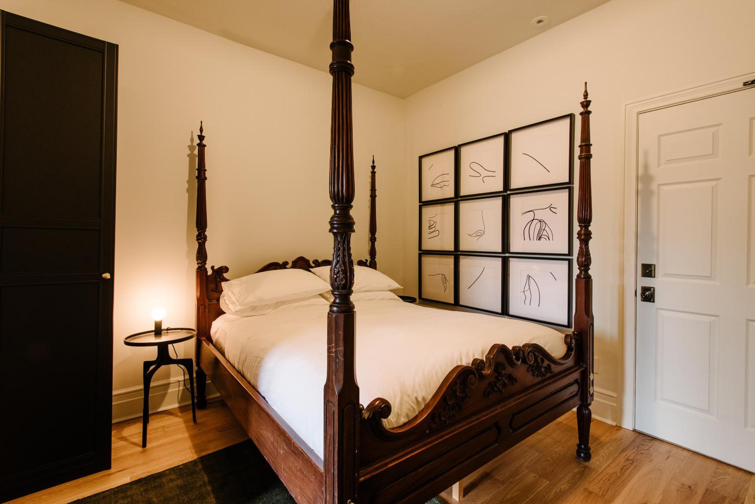 Deluxe Queen Room with Balcony photo 3