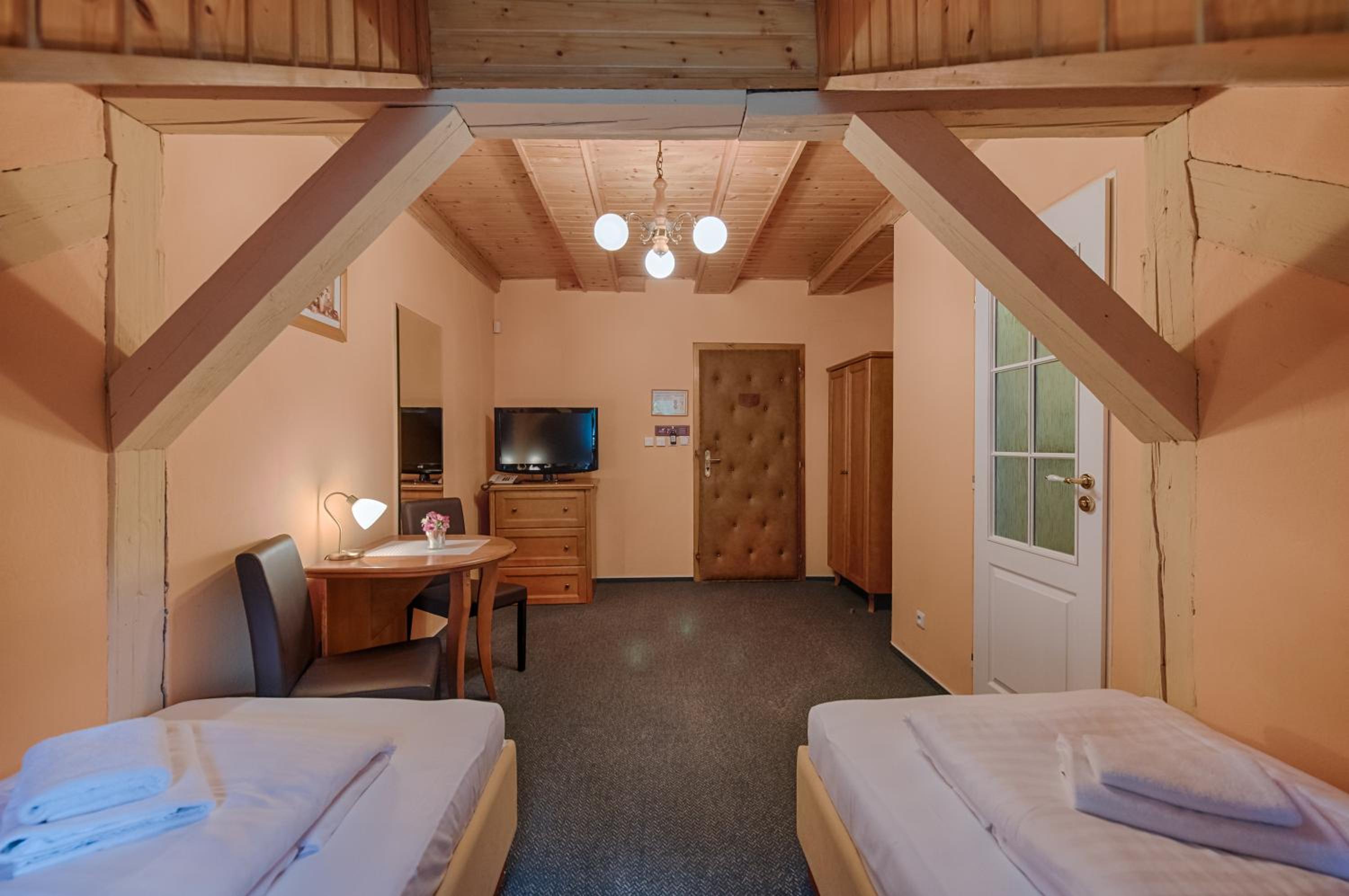 Economy Twin Room photo 3