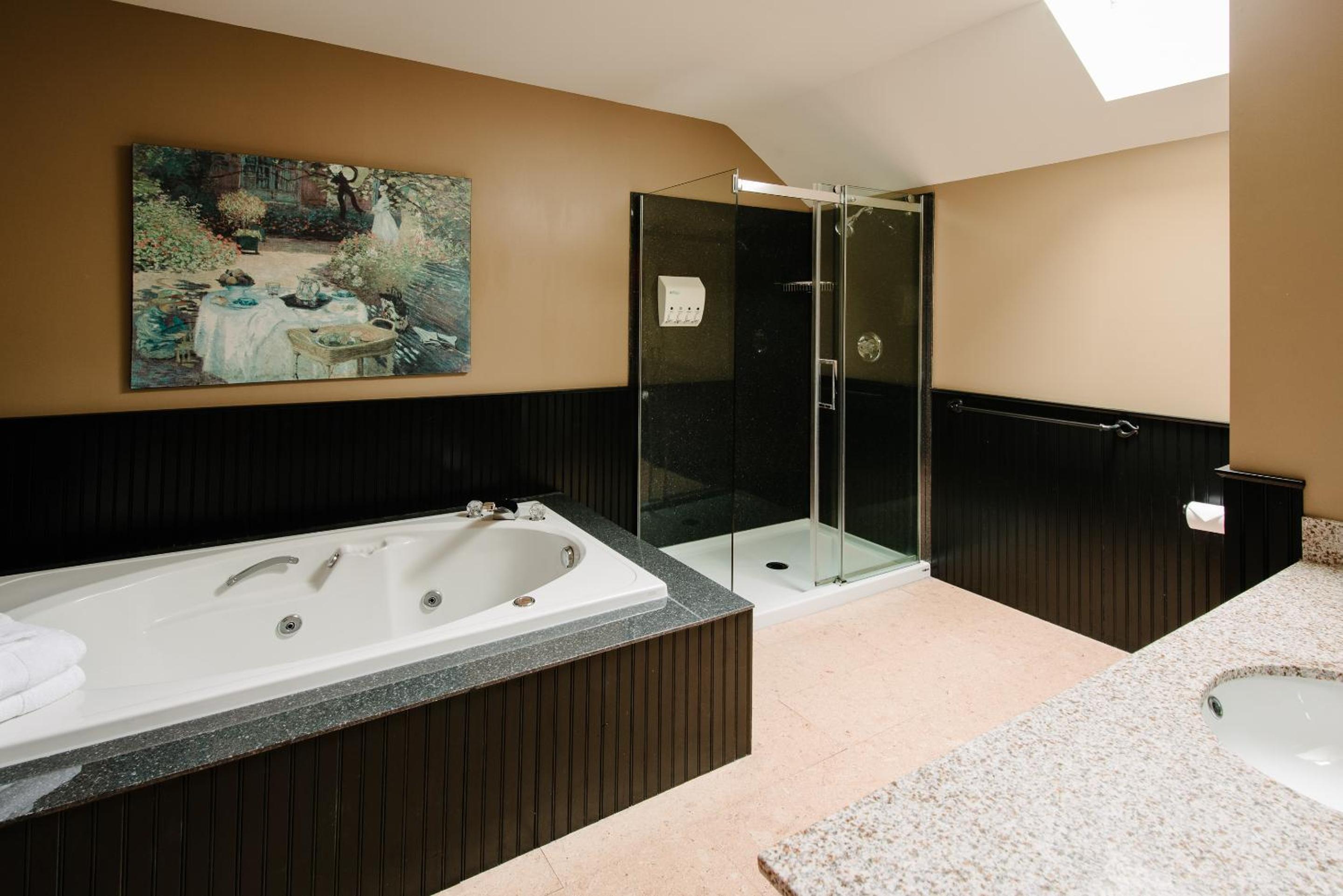 Deluxe Queen Suite photo 2