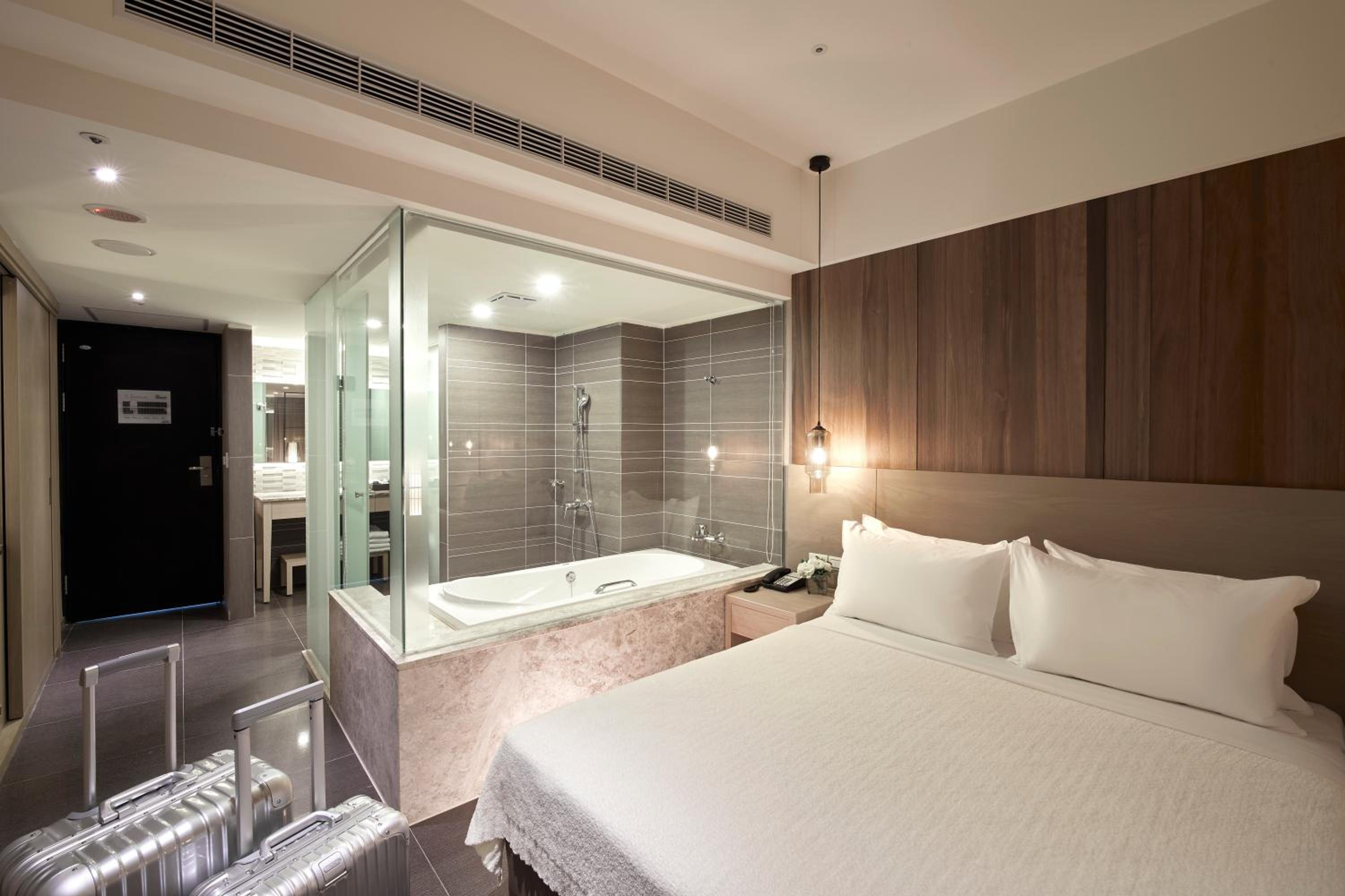 Deluxe Queen Room with Two Queen Beds photo 2