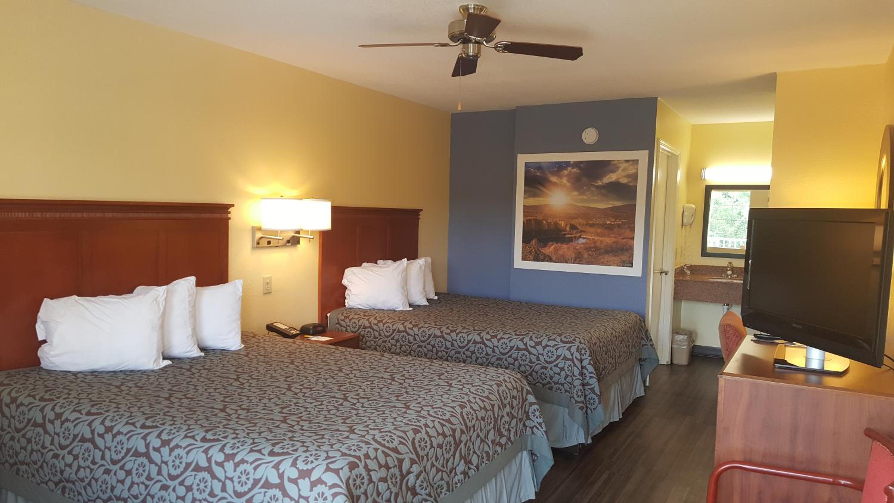 Queen Room with Two Queen Beds - Non-Smoking - Photo 1