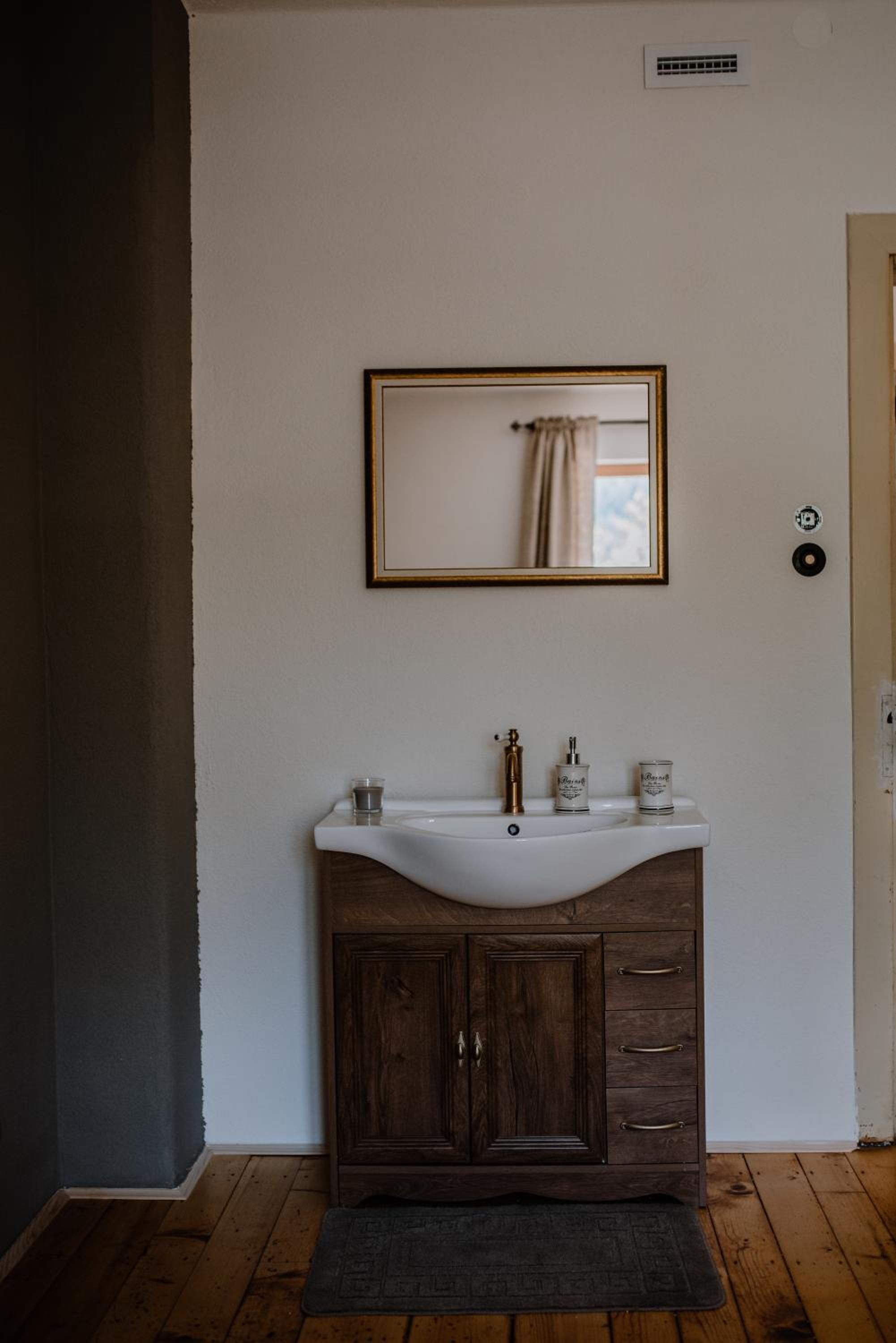 Double Room with Shared Bathroom photo 3