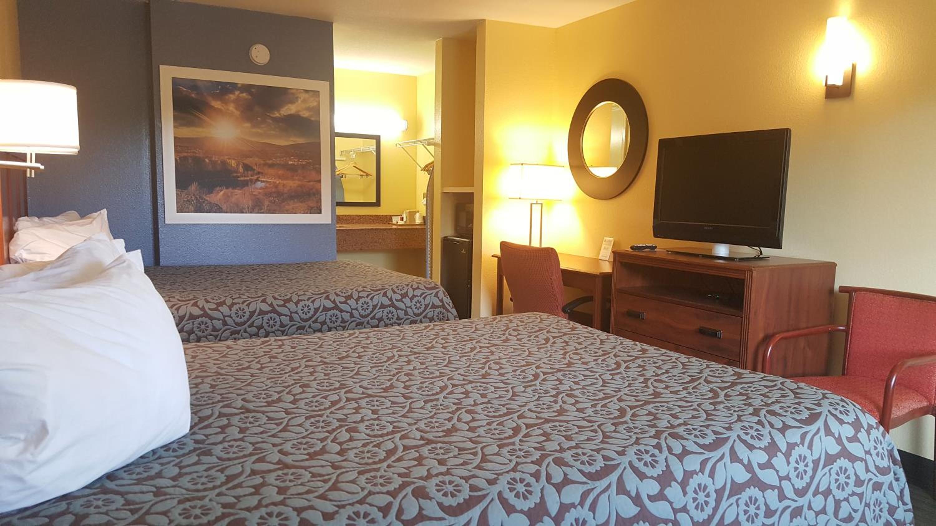 Queen Room with Two Queen Beds - Non-Smoking - Photo 2