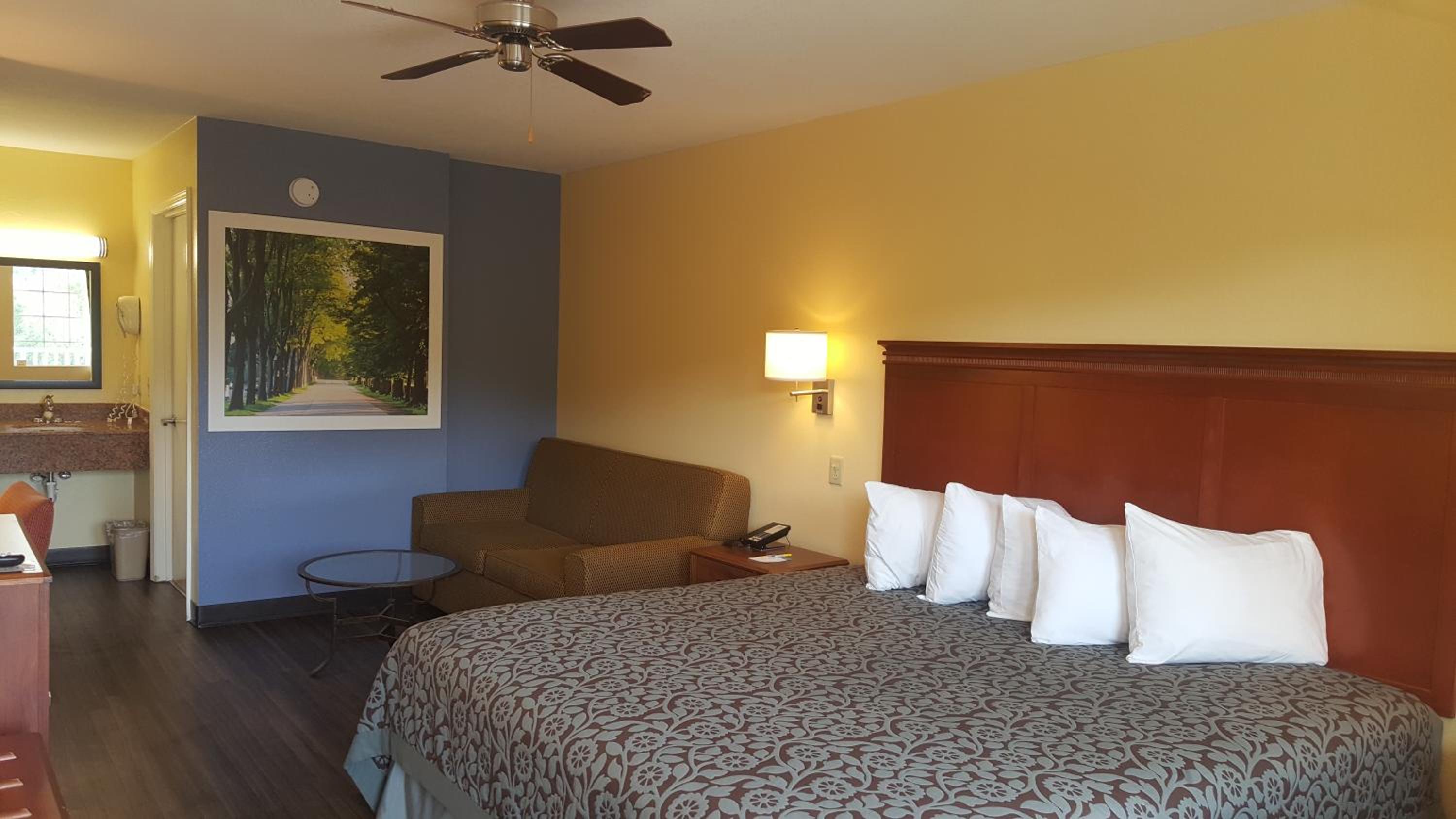 Deluxe King Room - Non-Smoking - Photo 1