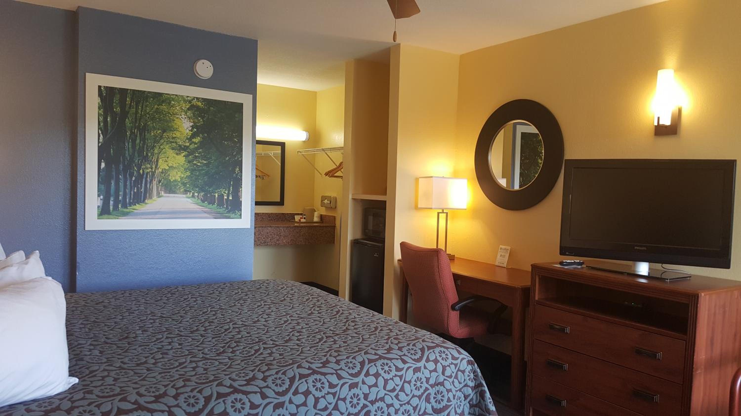 King Room - Non-Smoking - Photo 2