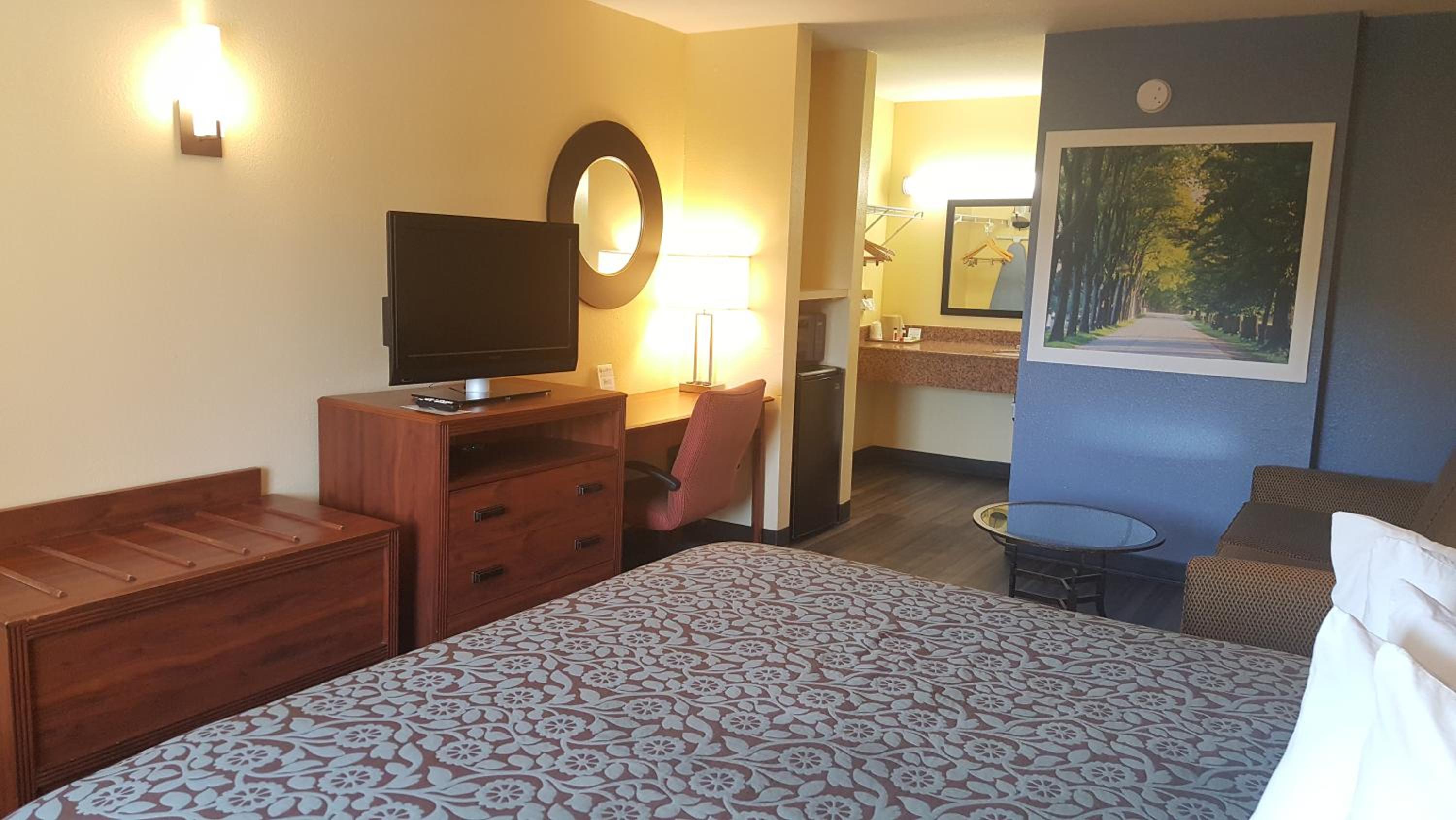 Deluxe King Room - Non-Smoking - Photo 2