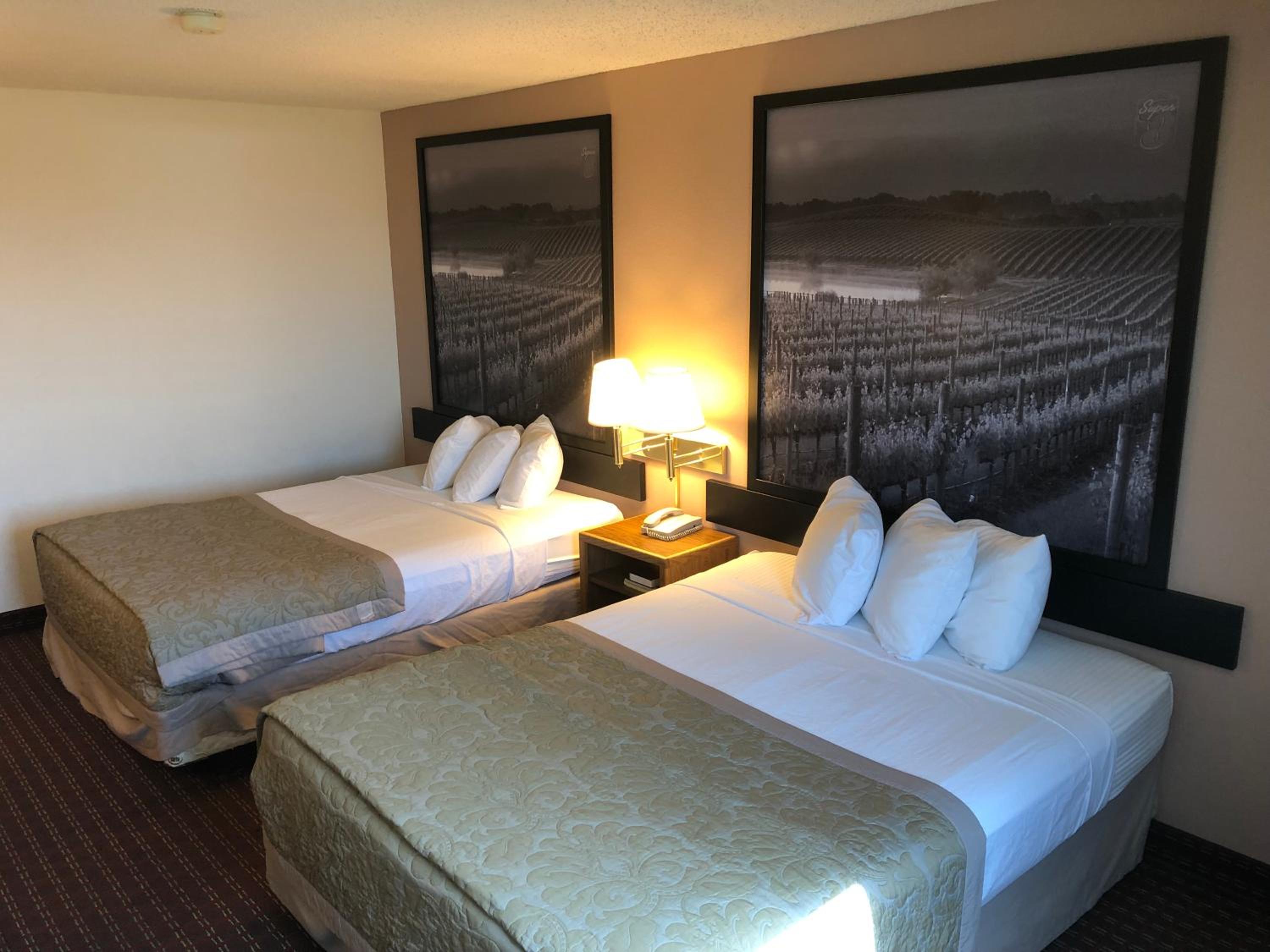 Queen Room with Two Queen Beds - Non-Smoking - Photo 4