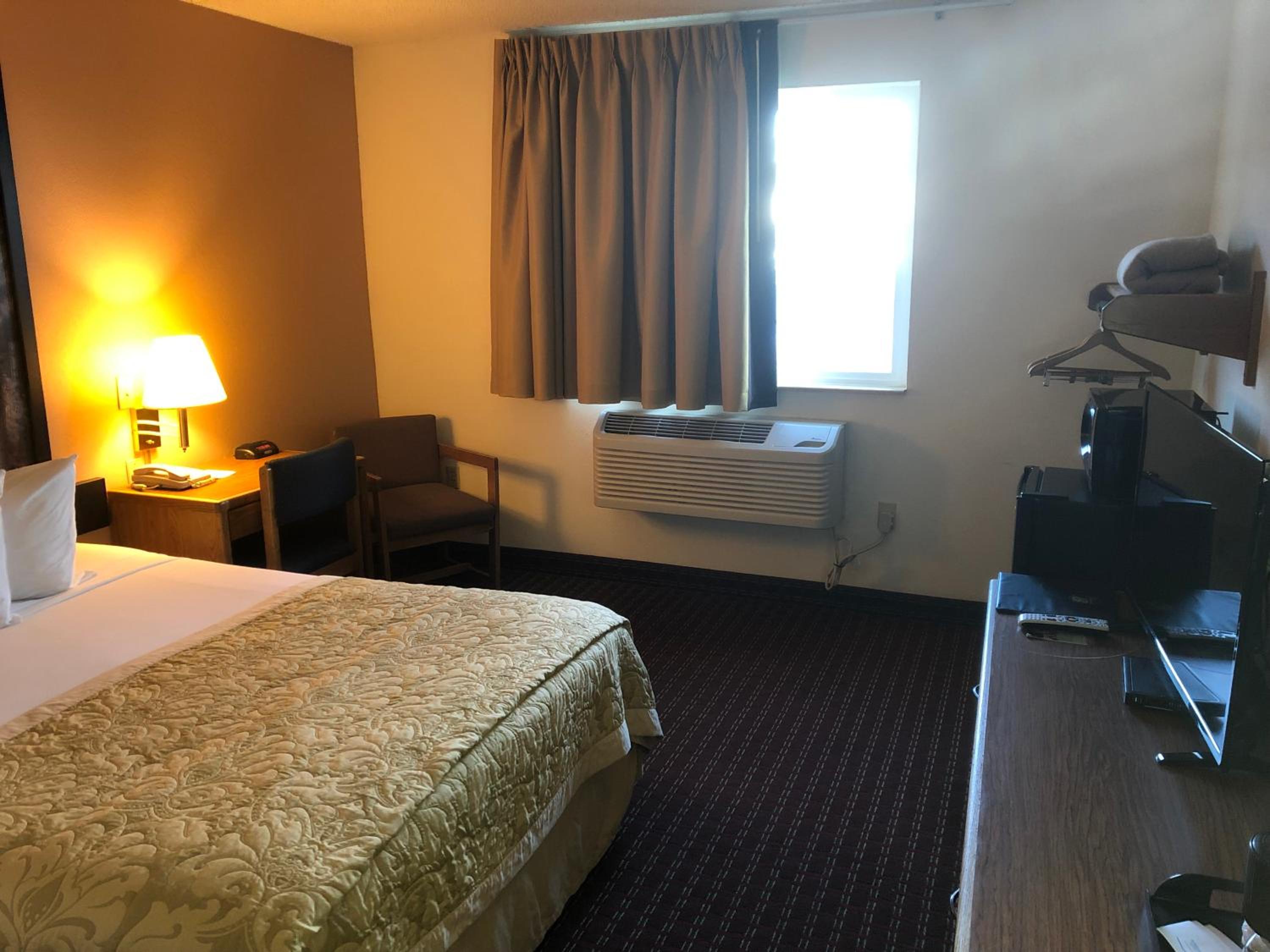 King Room - Non-Smoking - Photo 5