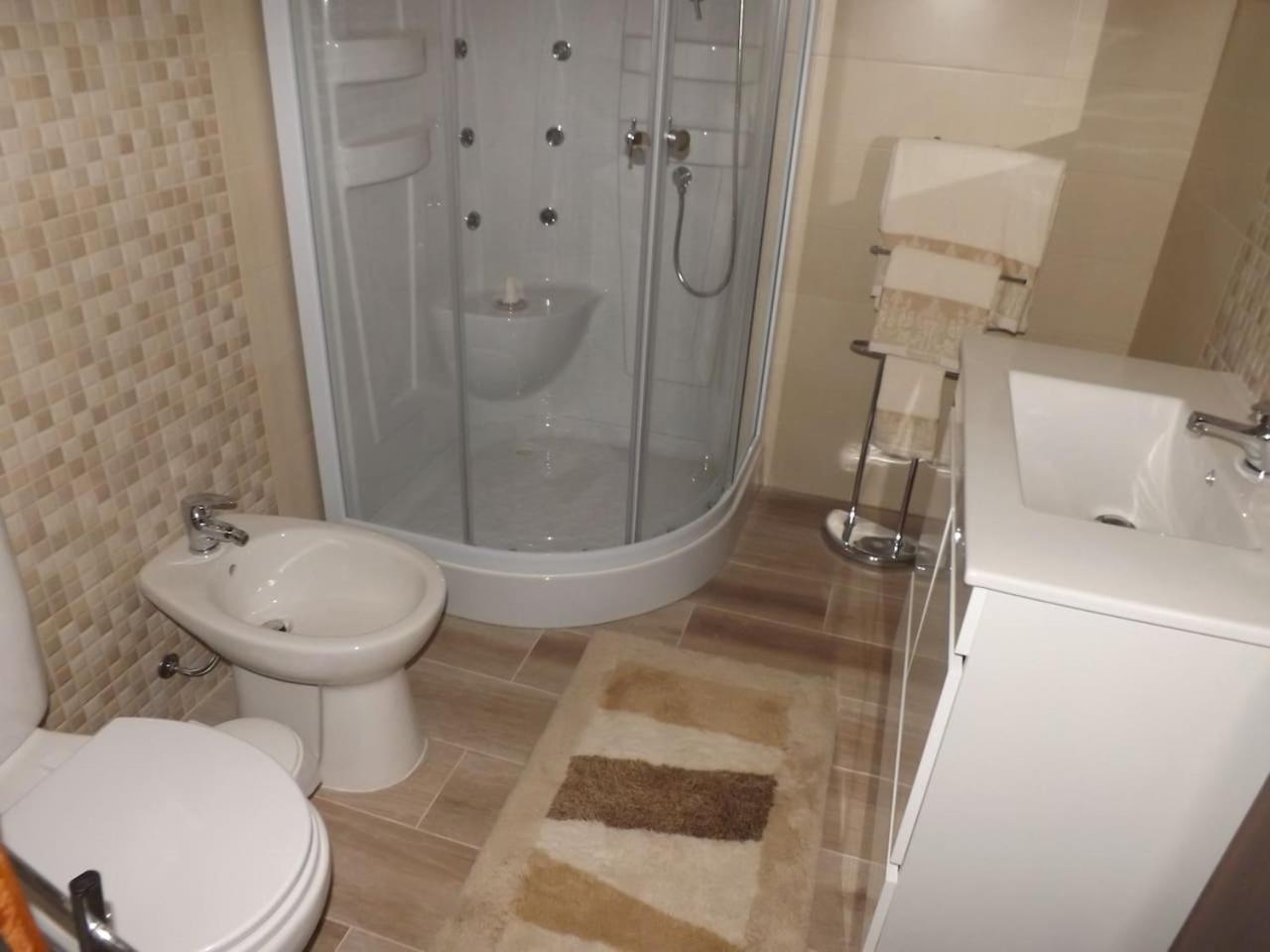 Two-Bedroom House - Photo 4