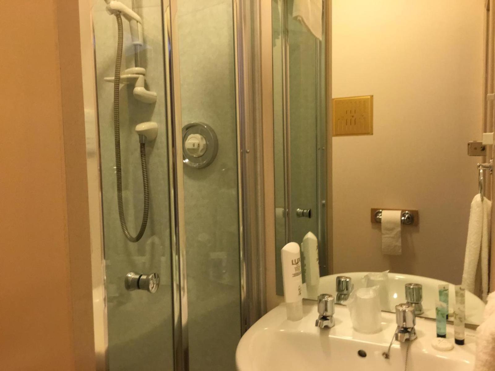 Double Room with Private Bathroom - Photo 3