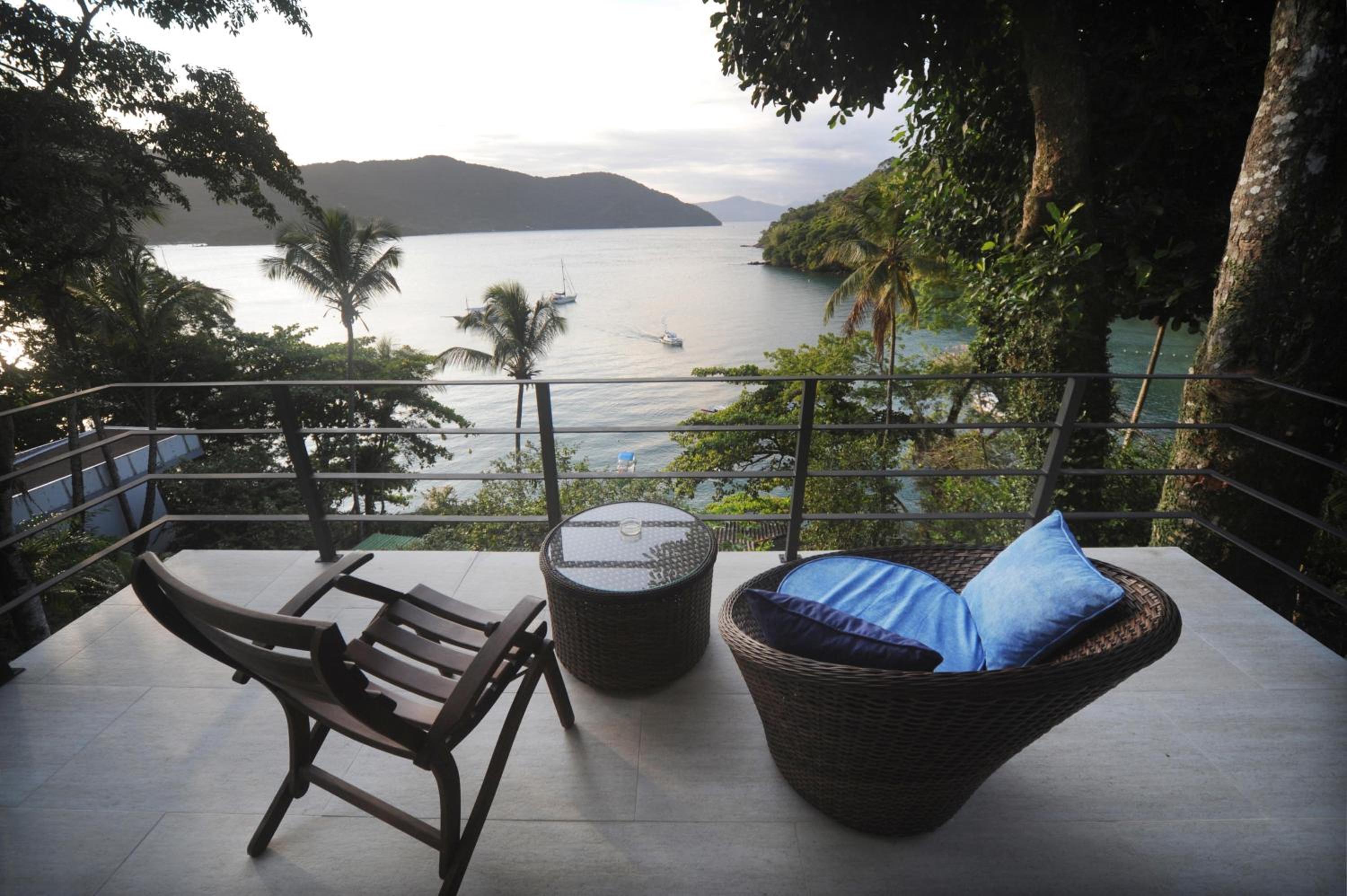 Deluxe Suite with Sea View - Photo 9