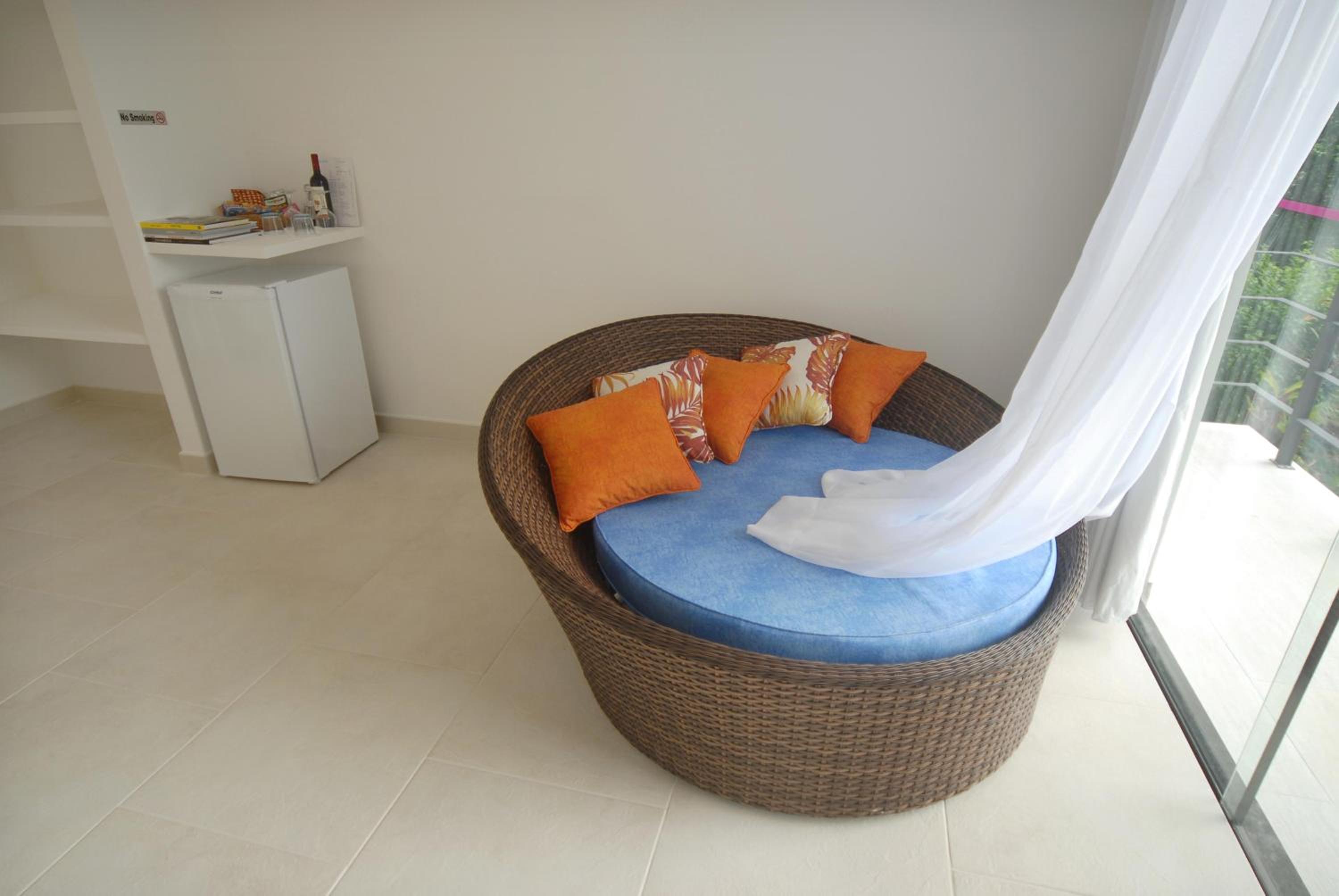 Deluxe Suite with Sea View - Photo 13