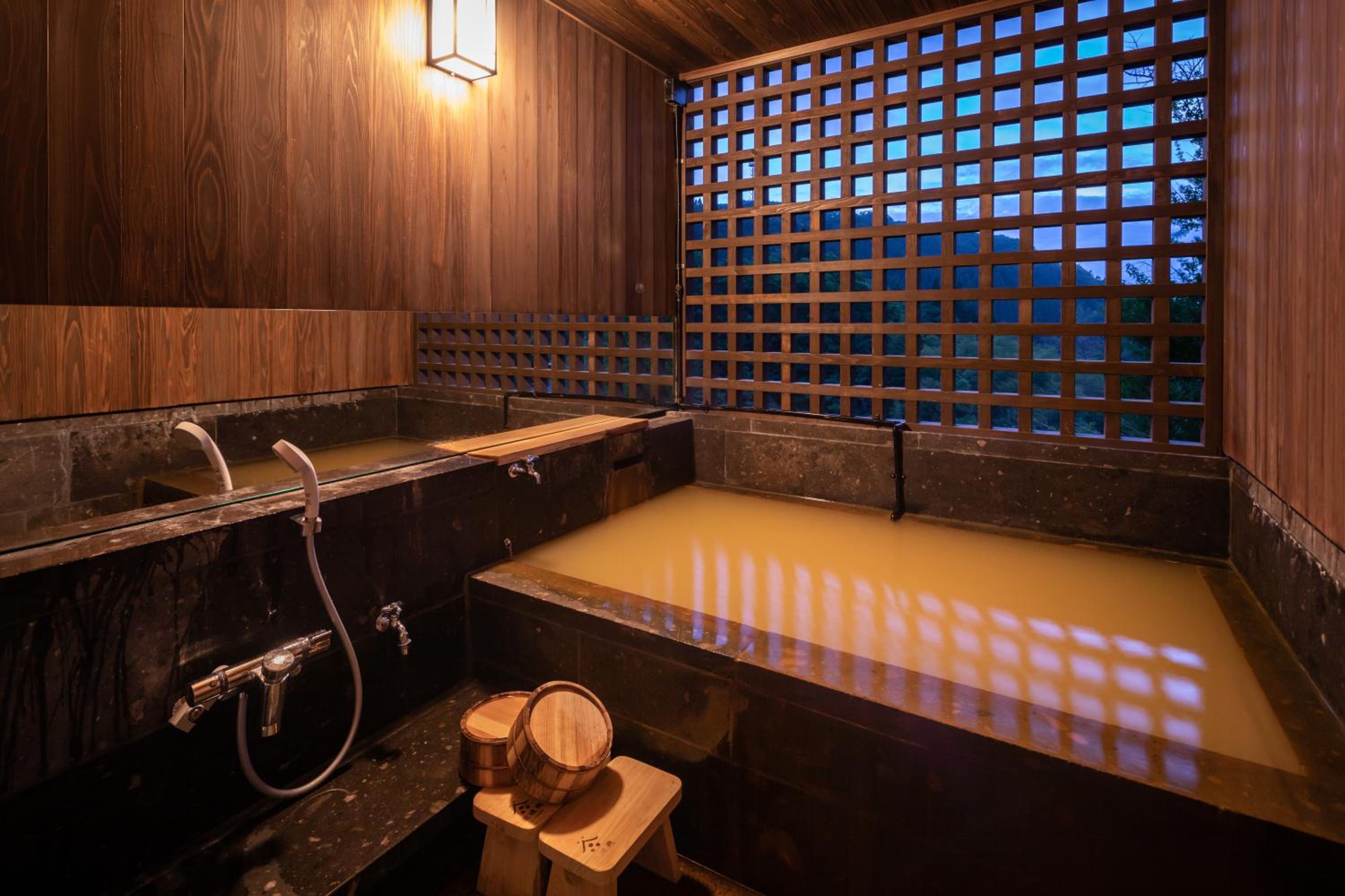 Quadruple Room with Private Bathroom - Photo 5