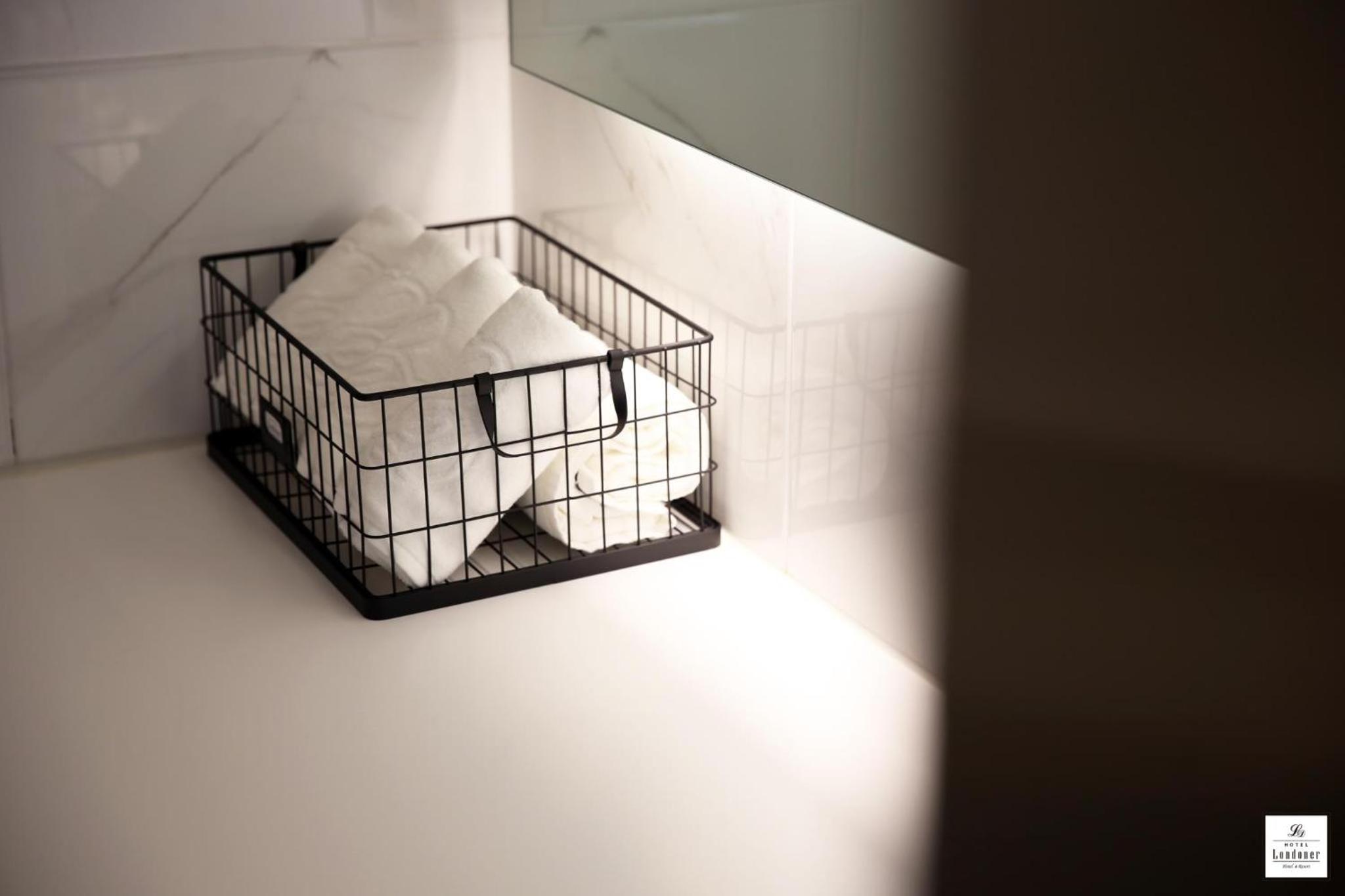 Premium Double Room - Photo 11