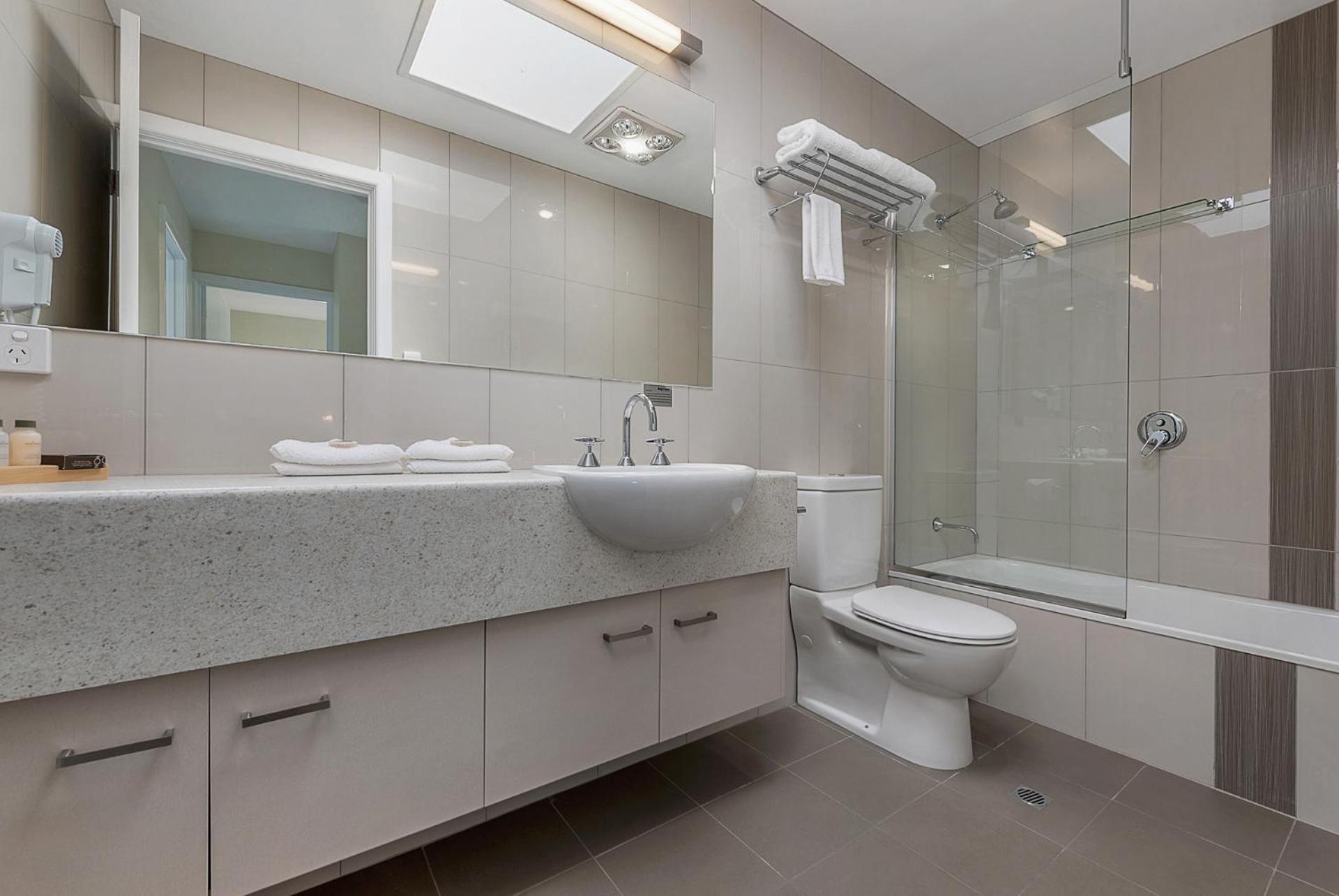 Two-Bedroom Superior Harbor View Apartment - Photo 7