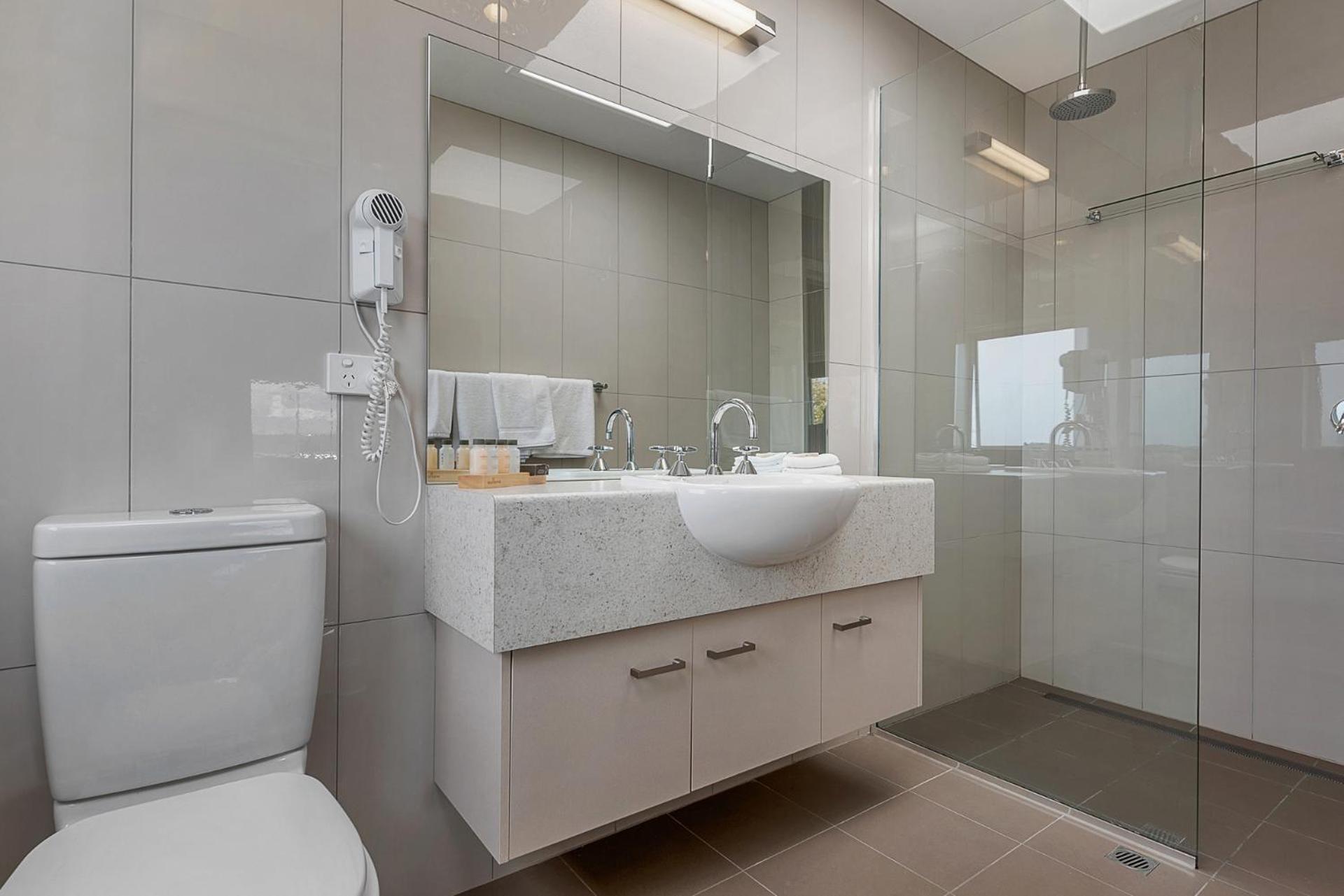 Two-Bedroom Superior Harbor View Apartment - Photo 9