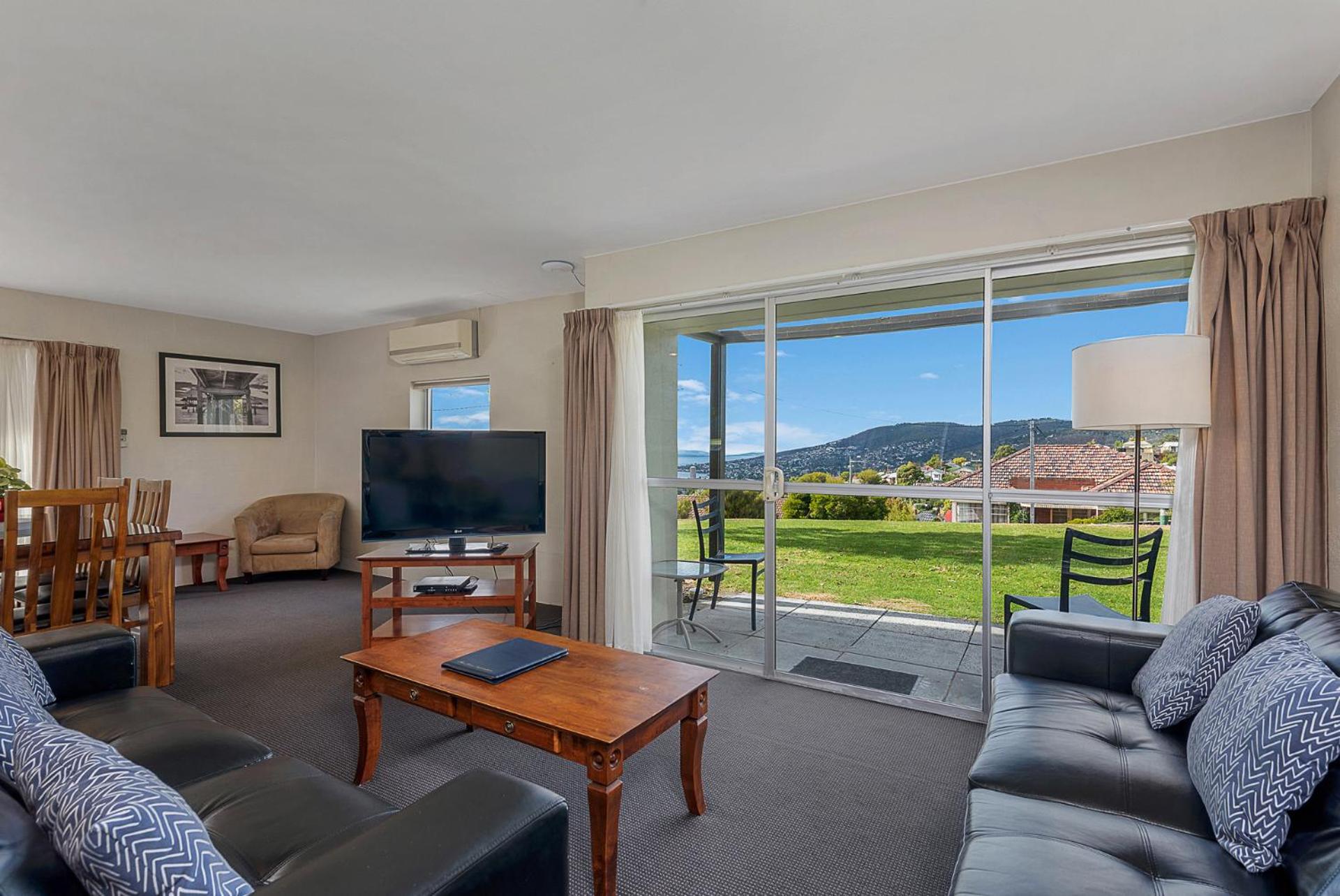 Two-Bedroom Superior Harbor View Apartment - Photo 10