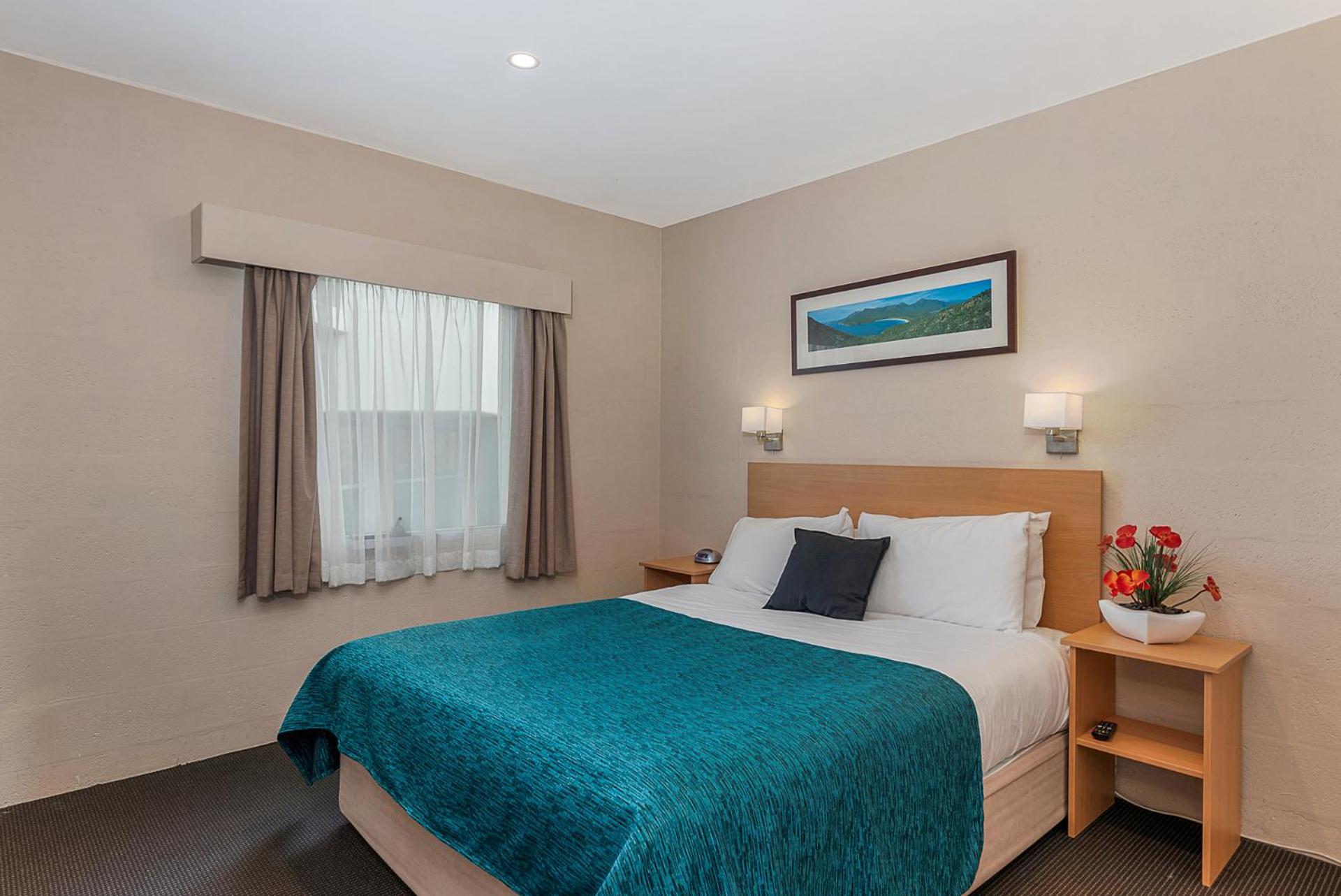 Three-Bedroom Standard Apartment - Photo 4