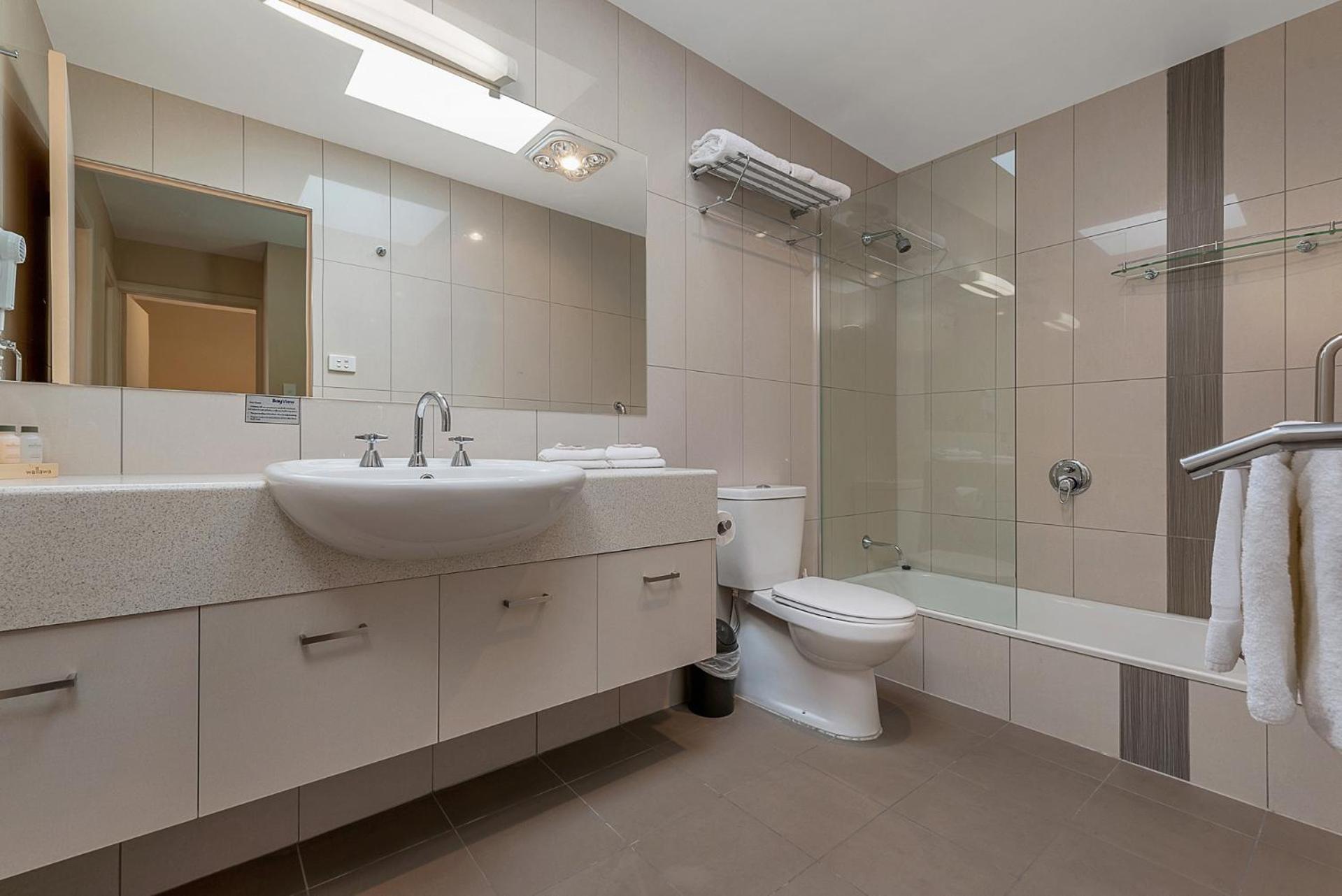 Three-Bedroom Apartment with Harbor View - Photo 11