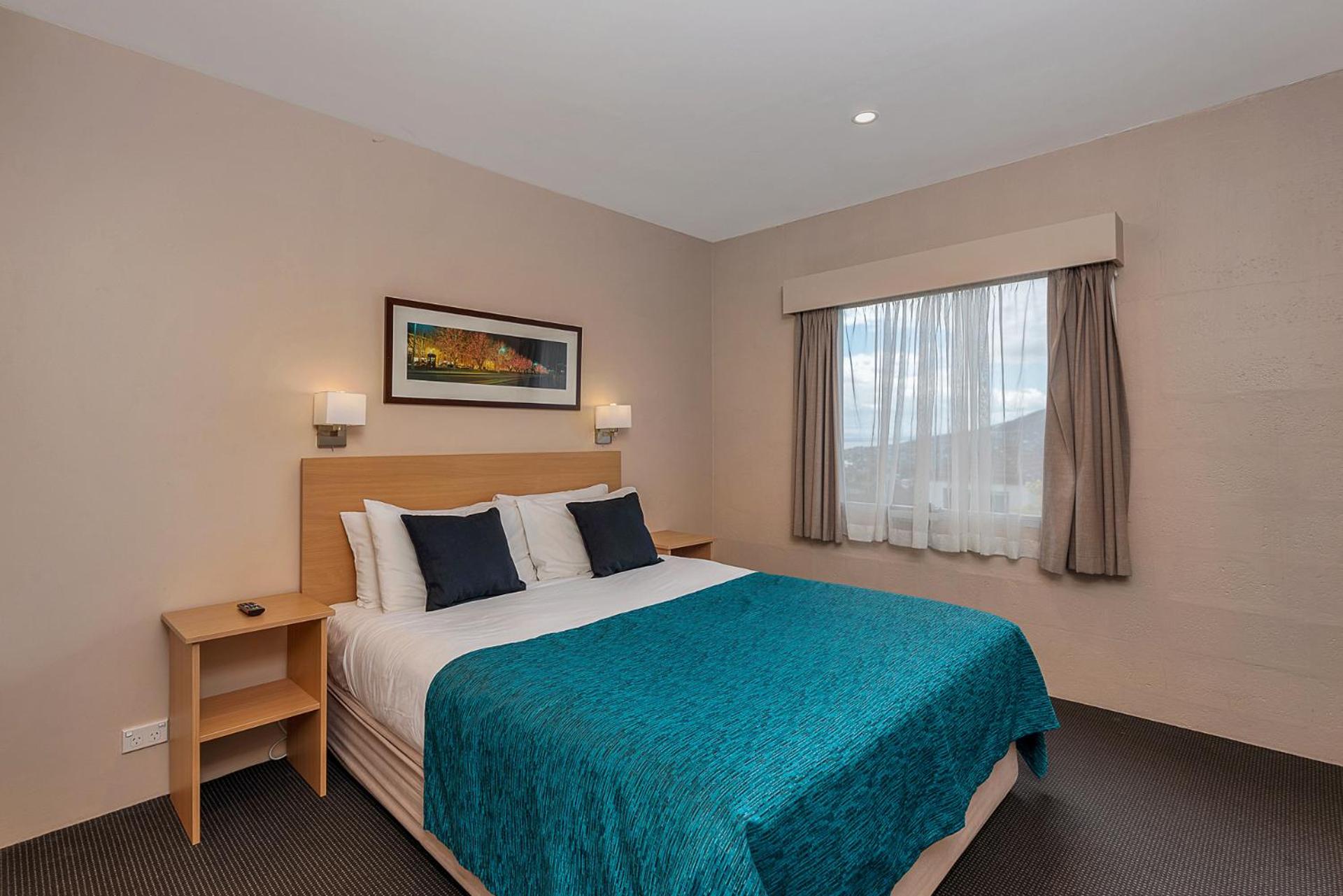 Three-Bedroom Apartment with Harbor View - Photo 9