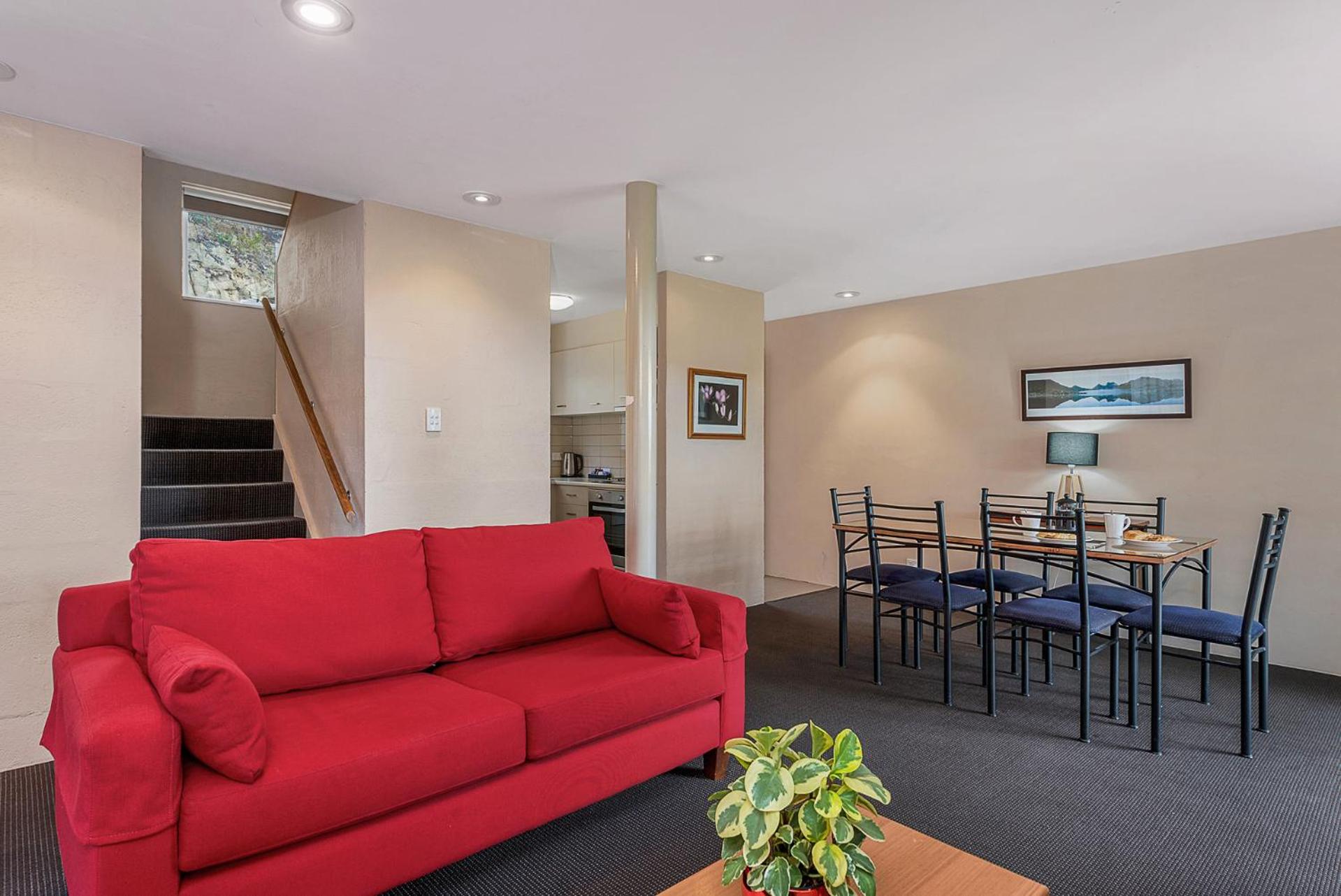 Three-Bedroom Apartment with Harbor View - Photo 7