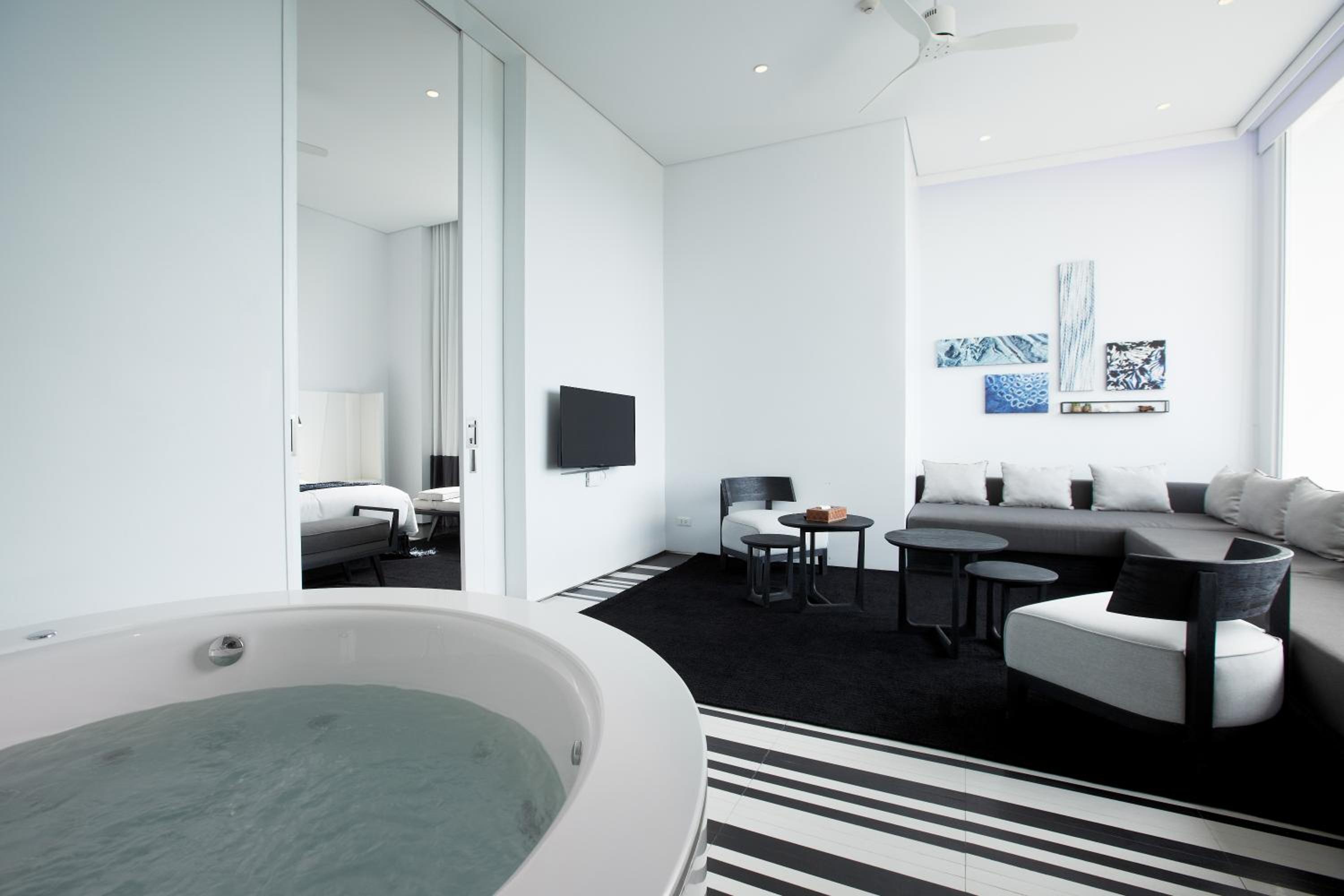 Family Spa Bath Suite - Photo 1
