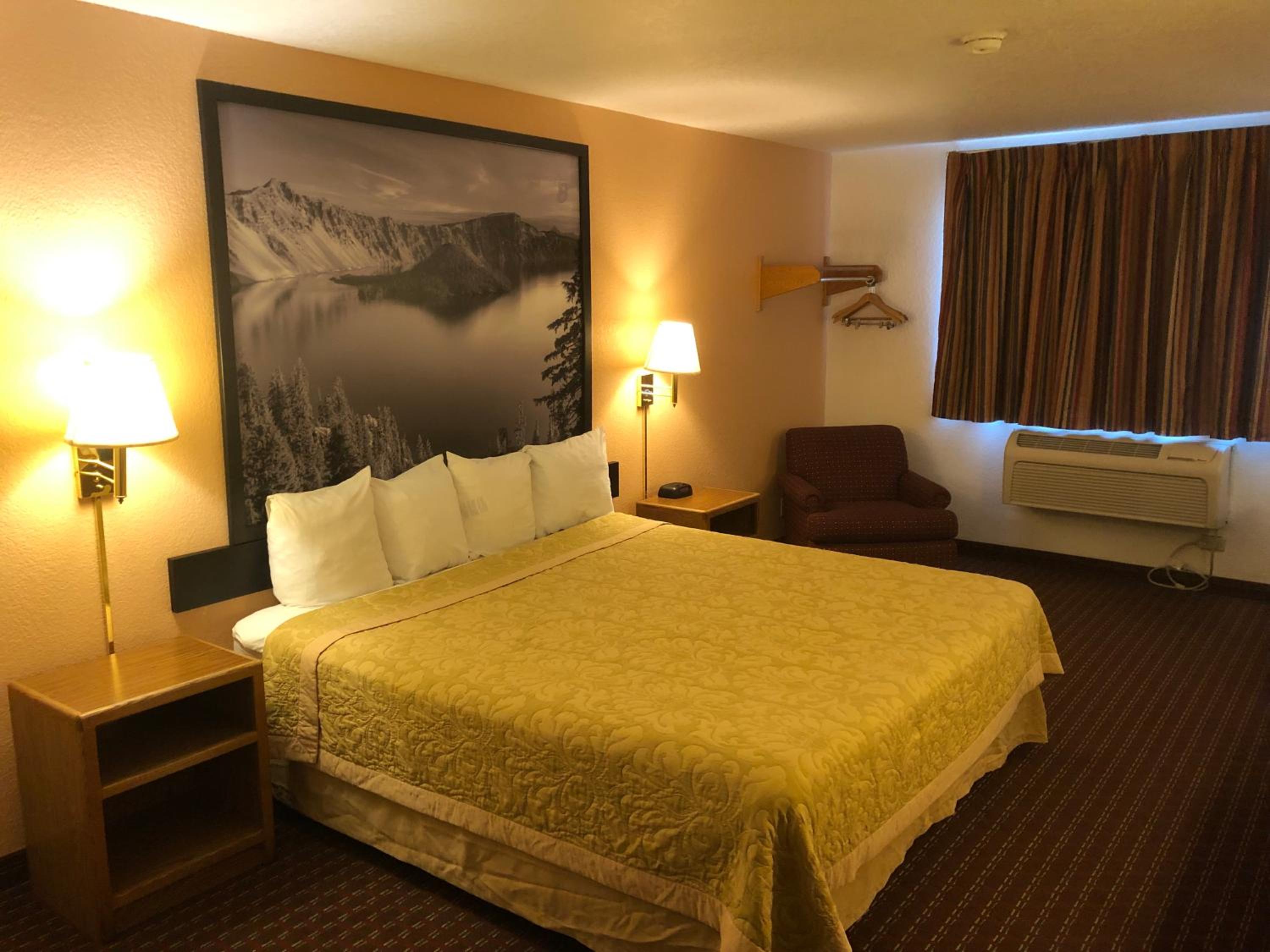King Room - Non-Smoking - Photo 5